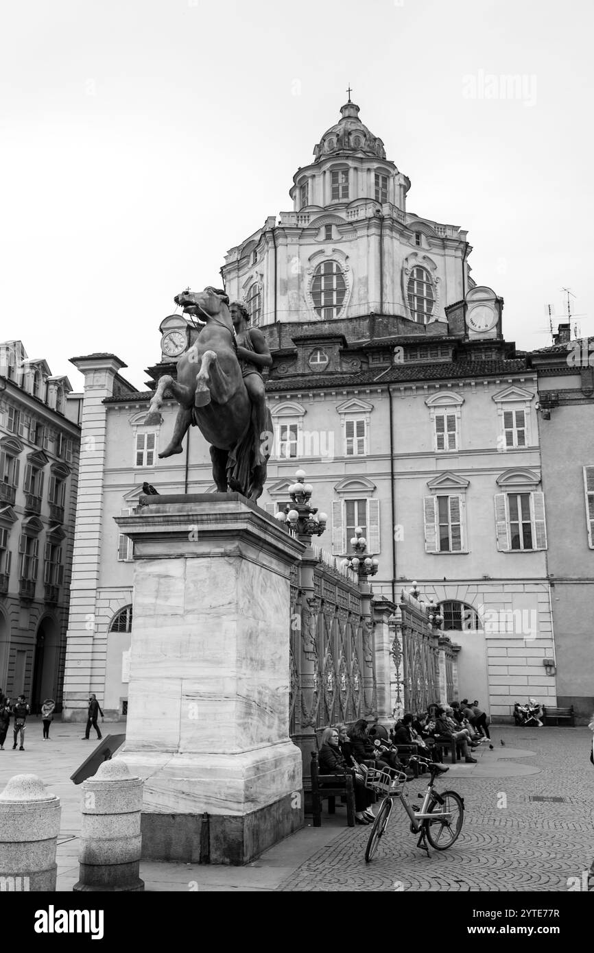 Torino, Italia - 27 marzo 2022: Piazza Castello è una piazza a Torino, Italia. E' fiancheggiato da musei, teatri e caffetterie. Foto Stock
