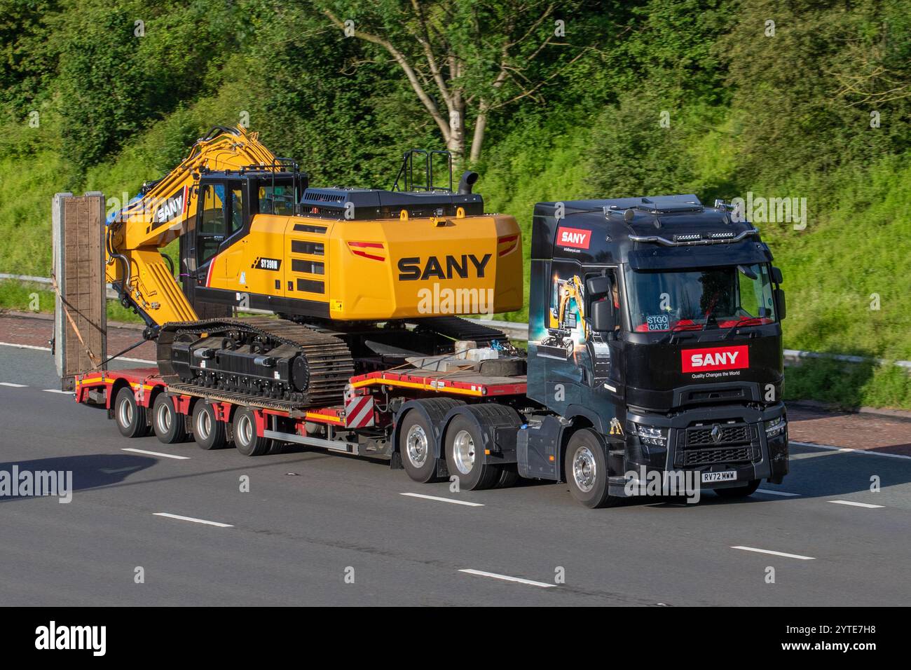 Macchine Sany Construction. Escavatore cingolato classe SY390M caricato su rimorchio a gradini. Renault T Truck HGV in viaggio sull'autostrada M6, Regno Unito Foto Stock