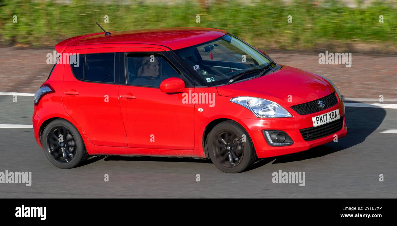 2017 Suzuki Swift SZ-L, 1197 cc. 4 cilindri, 16 valvole, piccola auto a benzina che viaggia sull'autostrada M6, Regno Unito Foto Stock