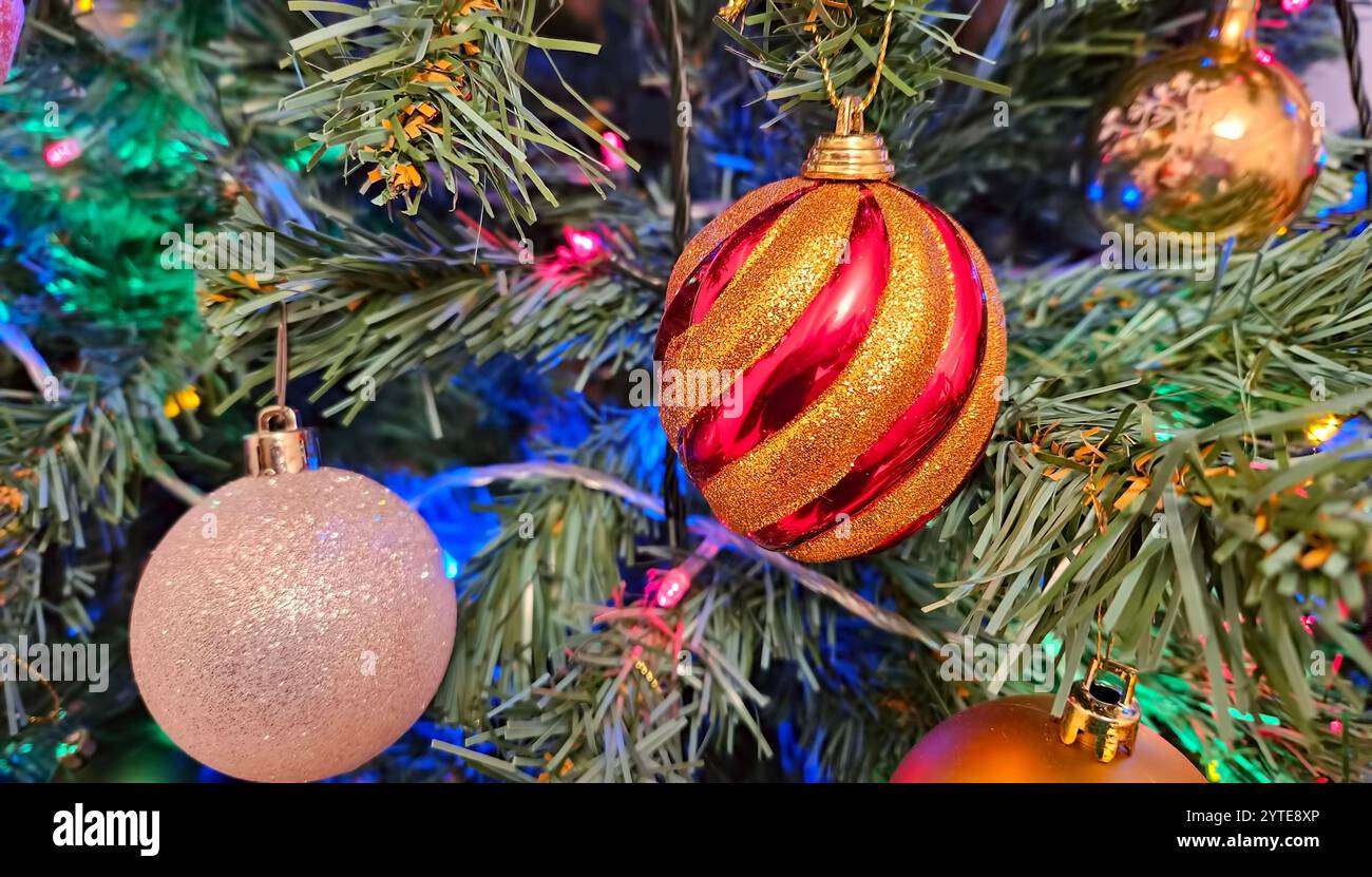 Bellissime decorazioni sull'albero di Natale, primo piano luminoso sfondo natalizio Foto Stock