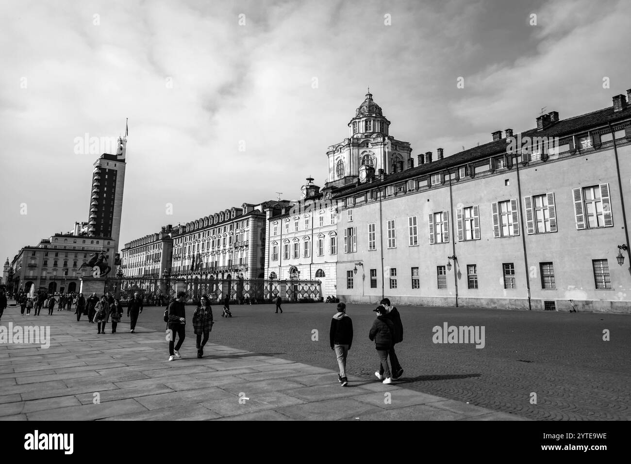 Torino, Italia - 27 marzo 2022: Piazza Castello è una piazza a Torino, Italia. E' fiancheggiato da musei, teatri e caffetterie. Foto Stock