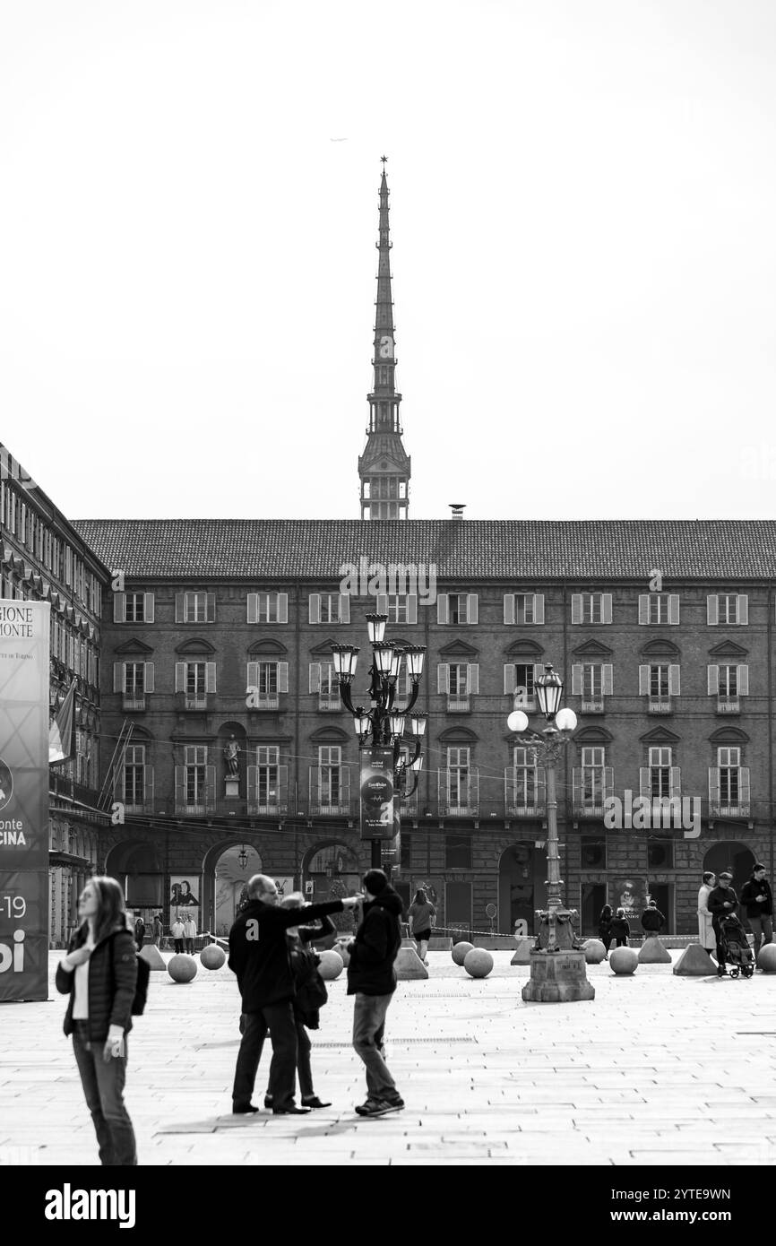 Torino, Italia - 27 marzo 2022: Piazza Castello è una piazza a Torino, Italia. E' fiancheggiato da musei, teatri e caffetterie. Foto Stock