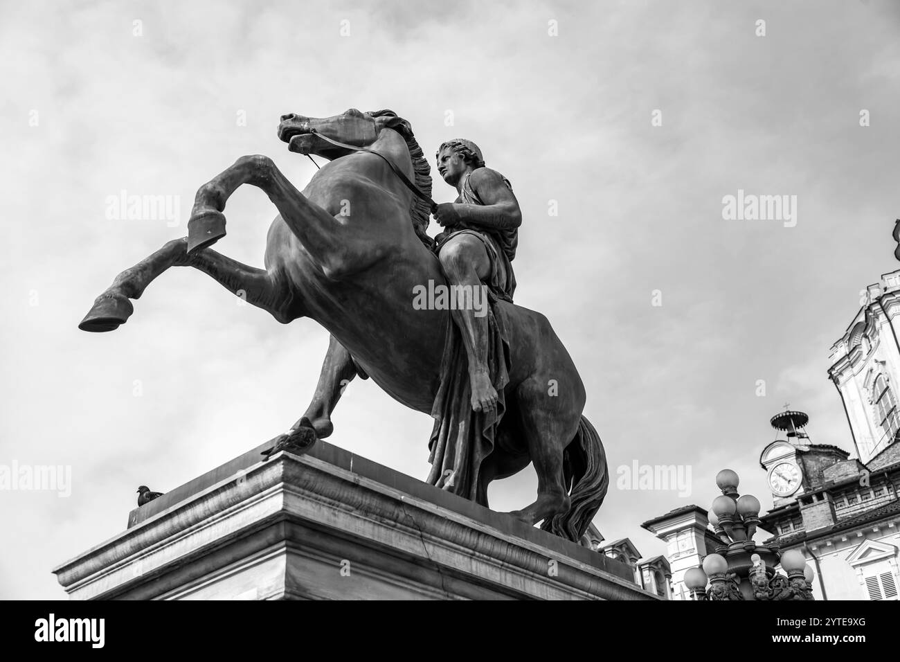 Torino, Italia - 27 marzo 2022: Piazza Castello è una piazza a Torino, Italia. E' fiancheggiato da musei, teatri e caffetterie. Foto Stock