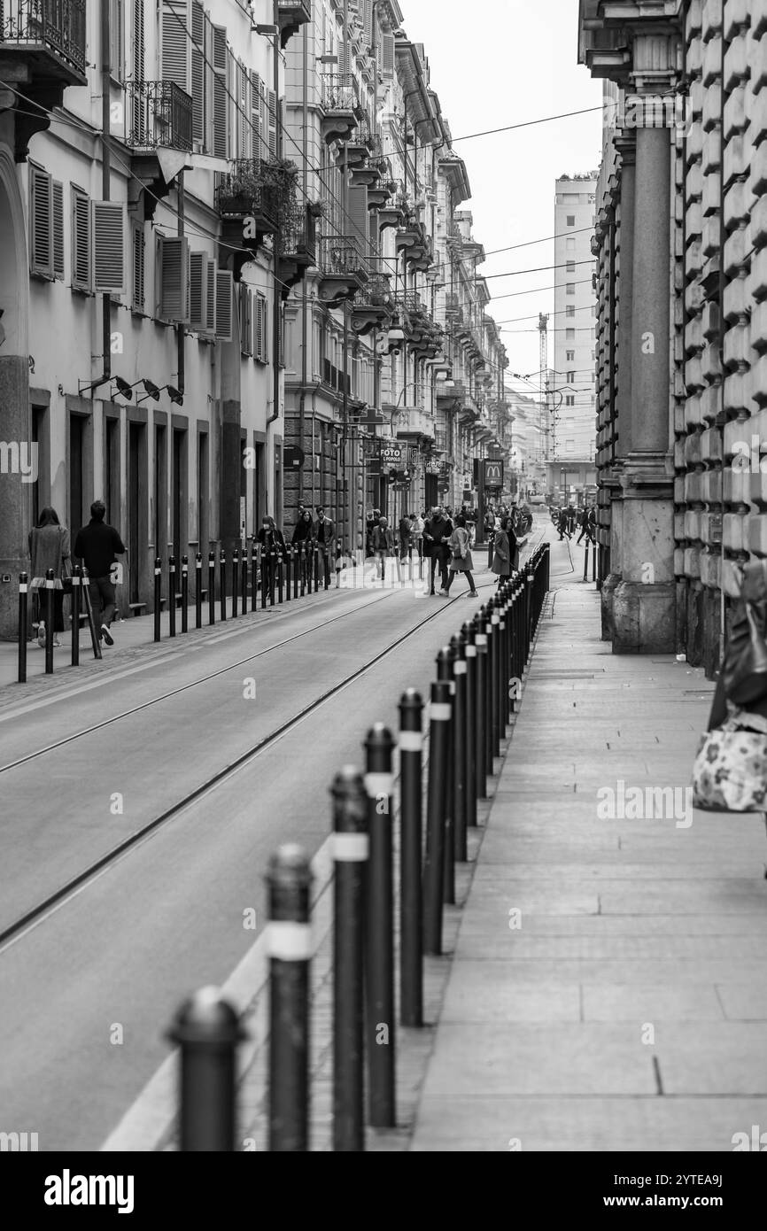 Torino, Italia - 28 marzo 2022: Tipica architettura italiana e vista stradale a Torino, Piemonte, Italia. Foto Stock