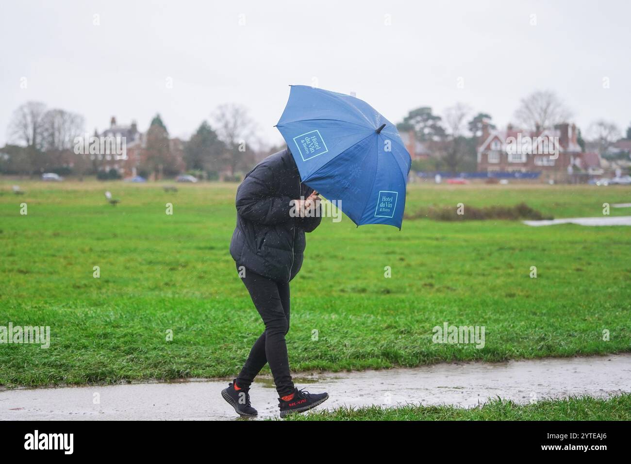 Londra, Regno Unito. 7 dicembre 2024 Un camminatore a Wimbledon comune come Storm Darragh colpisce il Regno Unito con forti piogge e raffiche di vento superiori a 60 km/h il Met Office emette avvisi meteo rossi e gialli come Storm Darragh con condizioni di guida difficili, chiusure del Royal Park, ritardi di viaggio e inondazioni. Credito. Amer Ghazzal/Alamy Live News Foto Stock