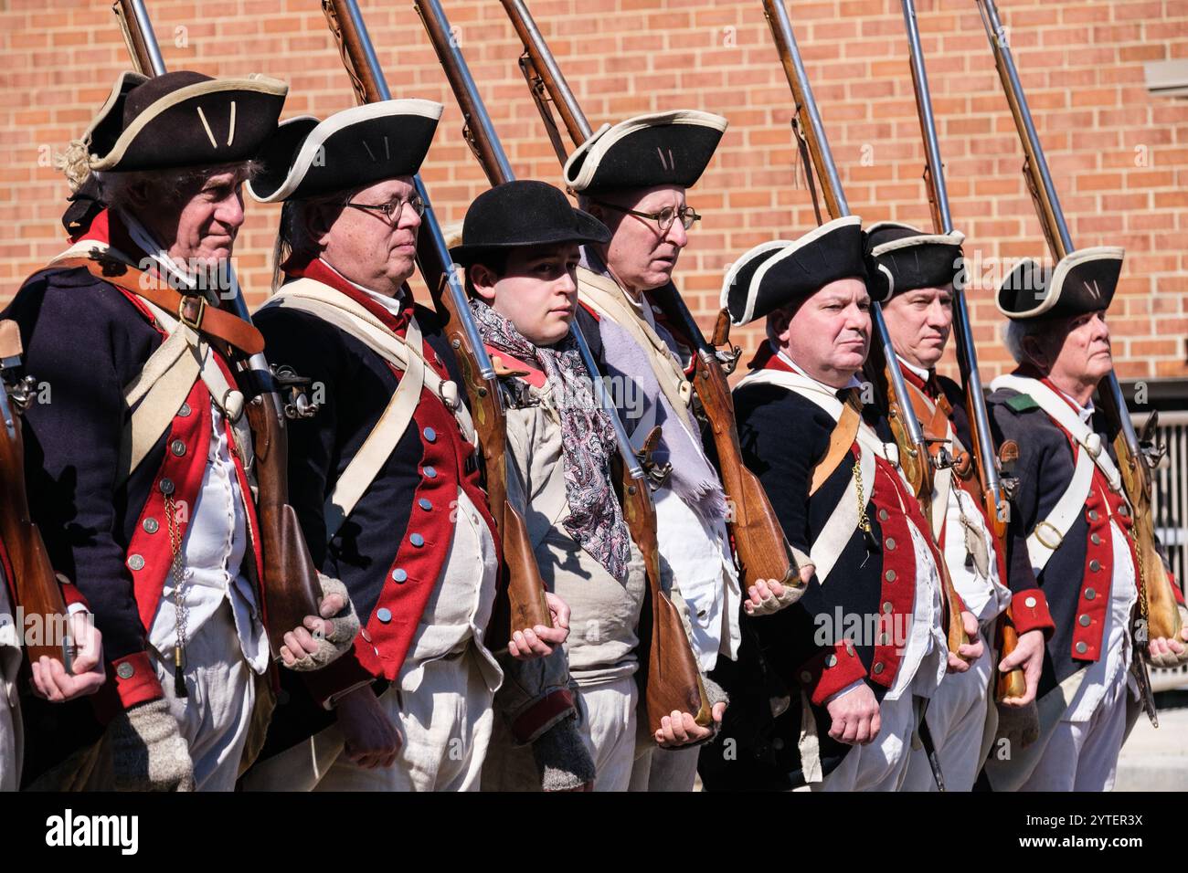 Alexandria, Virginia, Stati Uniti. Parata in onore del compleanno di George Washington. Uomini nelle uniformi della Guerra d'indipendenza americana. Foto Stock