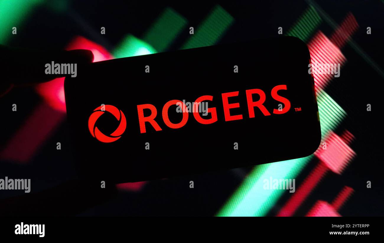 Konskie, Polonia - 3 dicembre 2024: Logo della società Rogers Communication visualizzato sul cellulare Foto Stock