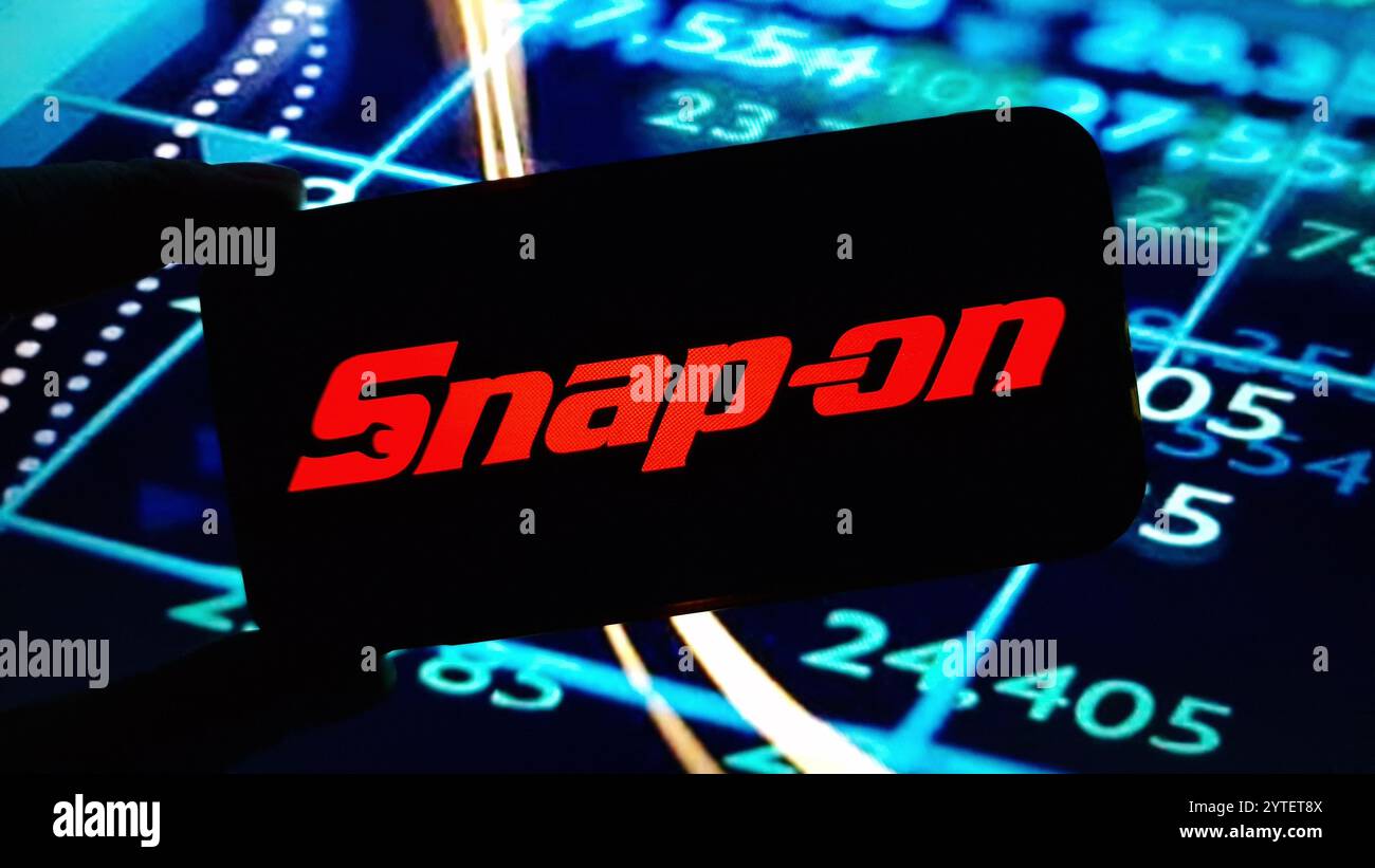 Konskie, Polonia - 3 dicembre 2024: Logo aziendale snap-on visualizzato sul telefono cellulare Foto Stock