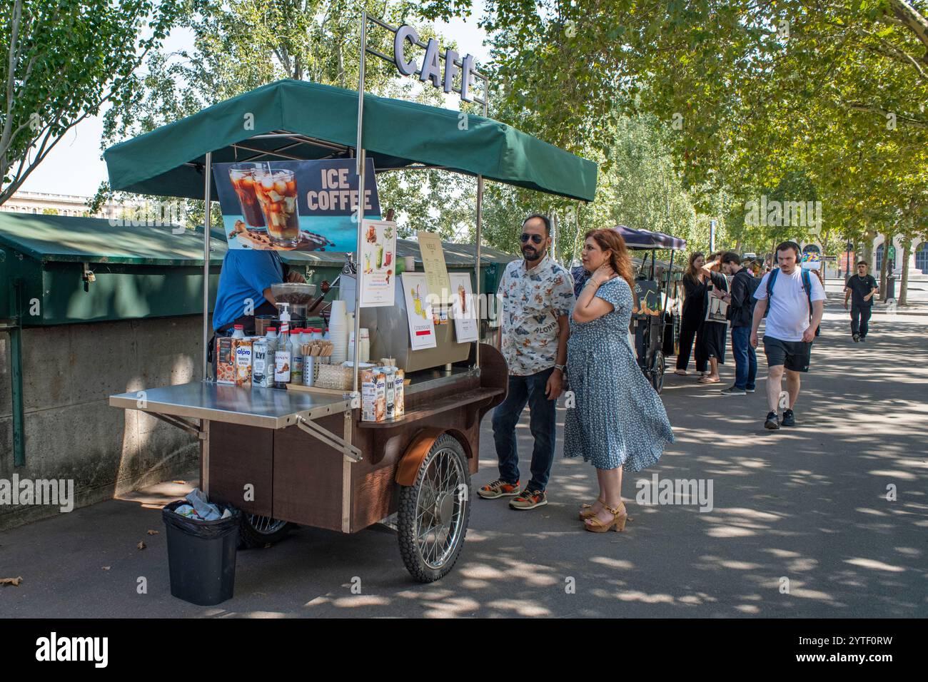 Bancarelle di caffè ghiacciato vicino ai Bouquinistes o bancarelle di libri lungo la Senna a Parigi, vicino alla cattedrale di Notre Dame, ai Bouquinistes sul lungofiume e alle scatole verdi Foto Stock