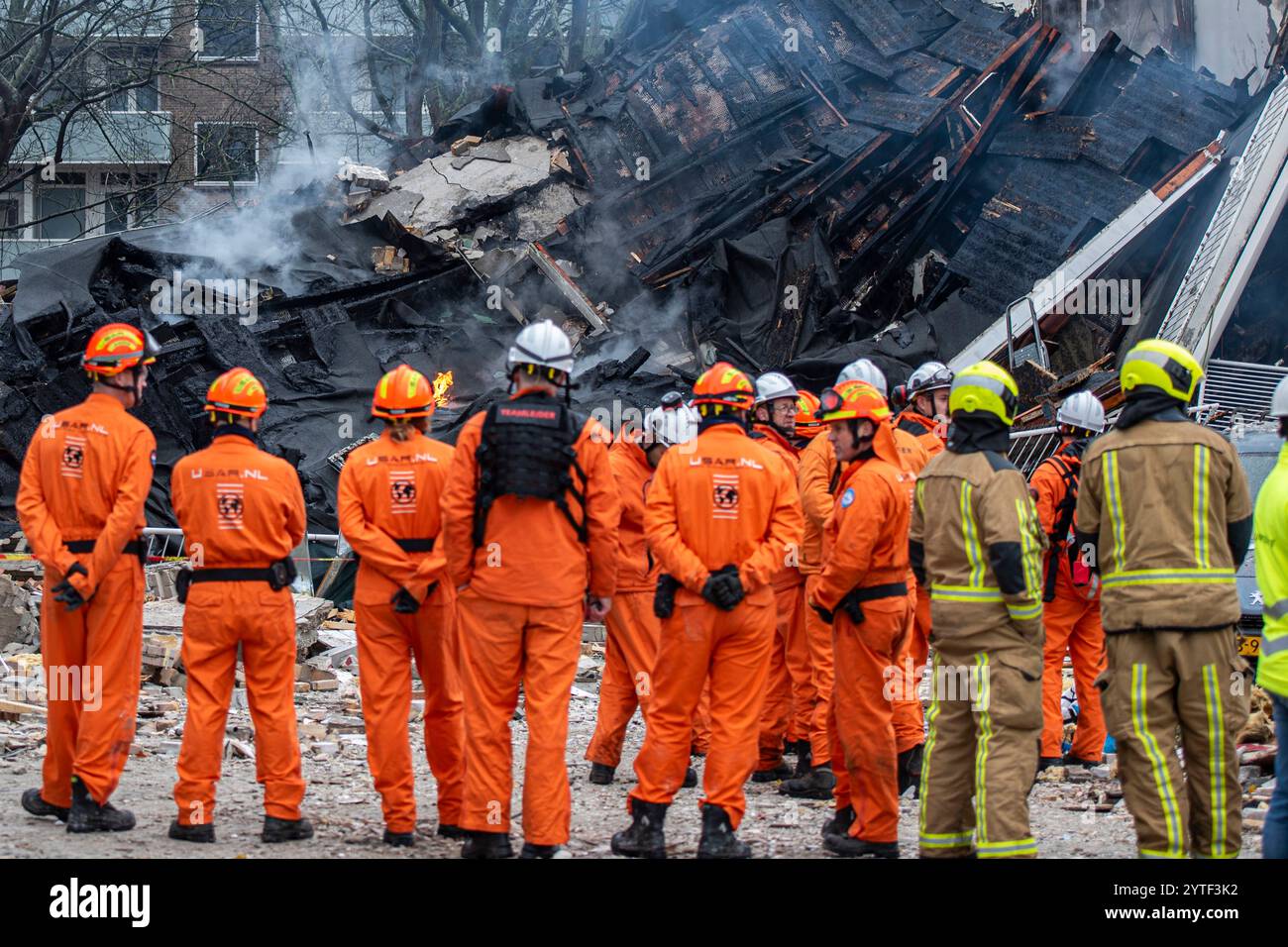 L'Aia, Olanda meridionale, Paesi Bassi. 7 dicembre 2024. I membri dell'USAR (Urban Search and Rescue) della risposta olandese al fuoco osservano le macerie ardenti di un edificio dopo che era esploso. Il 7 dicembre 2024, un'esplosione si è verificata alle 06:15 ora locale nella zona residenziale di Mariahoeve, l'Aia, nei Paesi Bassi, causando danni significativi e ferendo quattro persone, che sono state portate all'ospedale. Il numero di morti è sconosciuto. Le autorità stanno indagando sulla causa dell'esplosione, che rimane sconosciuta al momento. (Credit Image: © James Petermeier/ZUMA Press Wire) SOLO PER USO EDITORIALE! N Foto Stock