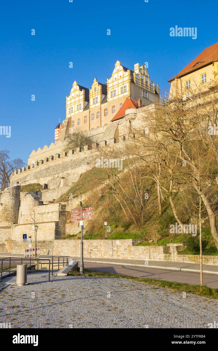 Parco ai piedi della collina del castello a Bernburg, Germania Foto Stock