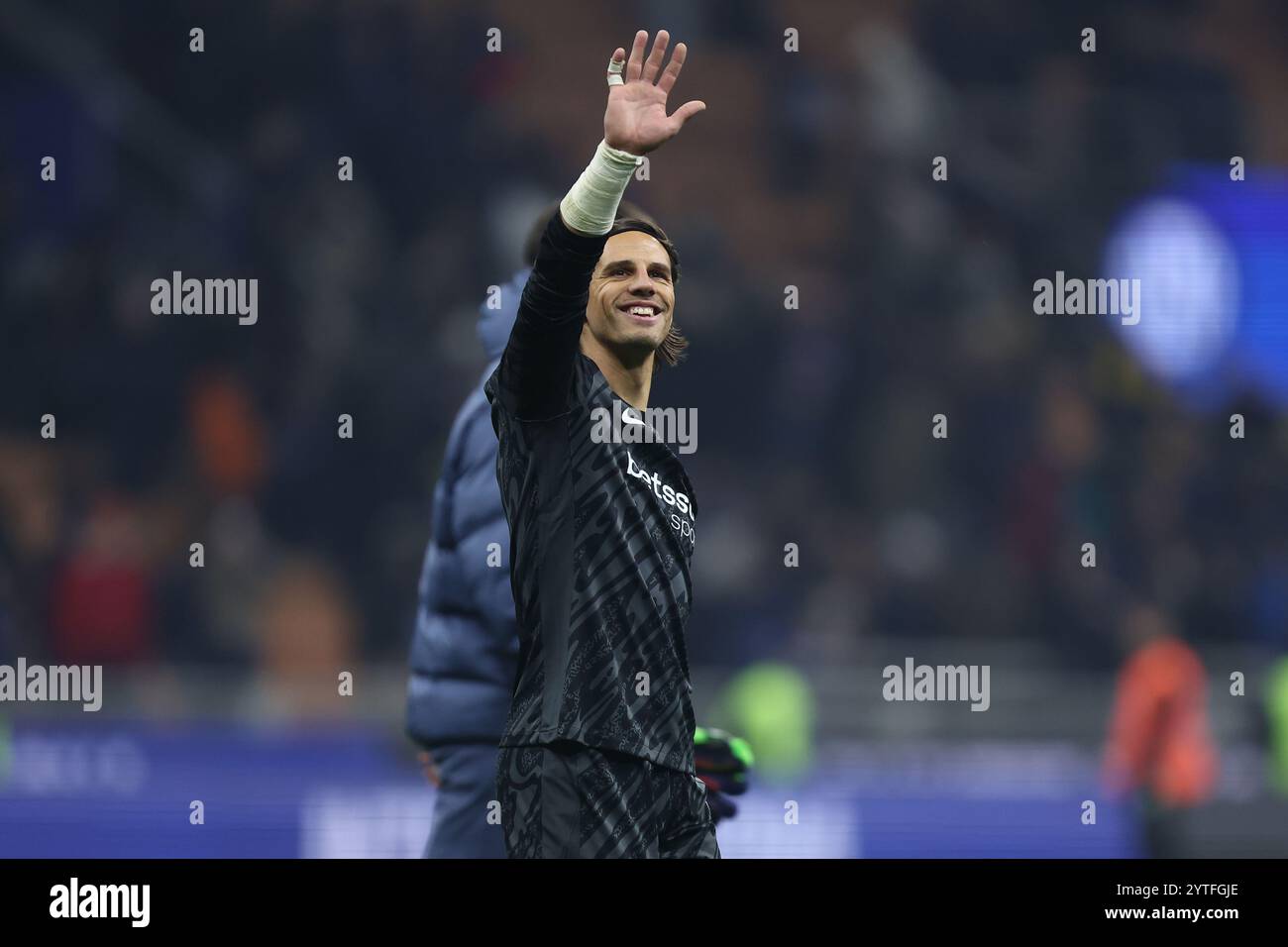 Milano, Italia. 6 dicembre 2024. Yann Sommer di FC Internazionale festeggia al termine della partita di serie A tra FC Internazionale e Parma calcio allo Stadio Giuseppe Meazza il 6 dicembre 2024 a Milano. Crediti: Marco Canoniero/Alamy Live News Foto Stock