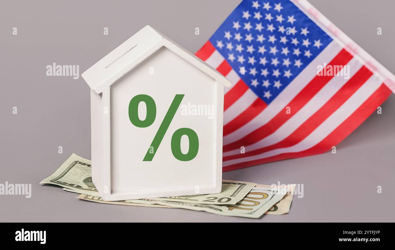 Tassi di mutuo per anno negli Stati Uniti. House, percentuale verde sulla bandiera americana. Calcolatore di mutui ipotecari o prestiti. Assicurazione immobiliare. Calcolo dello sconto Foto Stock
