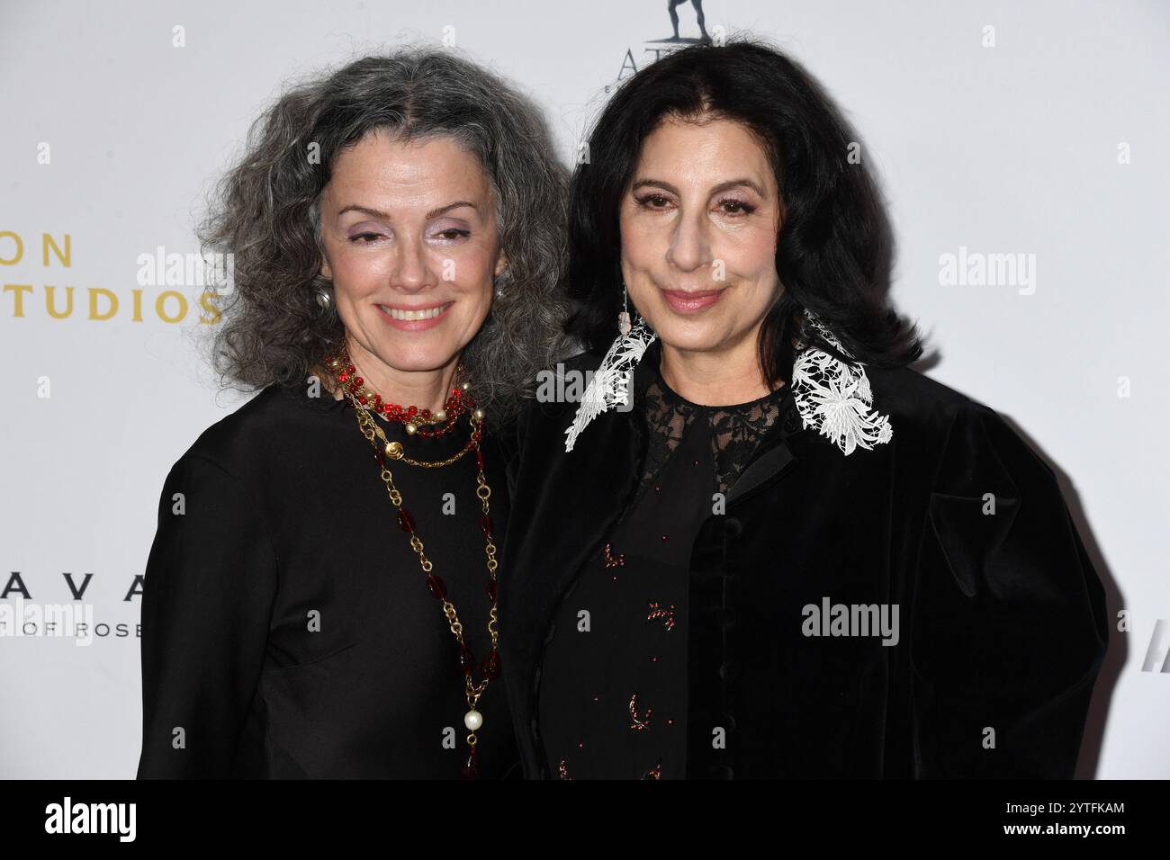 Beverly Hills, California, Stati Uniti. 6 dicembre 2024. Courtenay Valenti e sue Kroll al 38° American Cinematheque Awards al Beverly Hilton il 6 dicembre 2024 a Beverly Hills, California. Crediti: Jeffrey Mayer/MediaPunch crediti: MediaPunch Inc/Alamy Live News Foto Stock