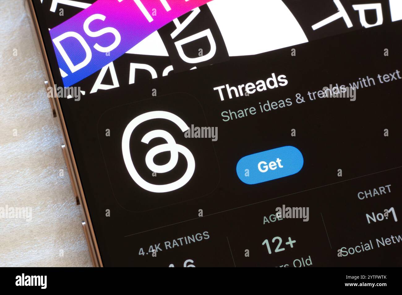 OSTRAVA, CECHIA - 23 NOVEMBRE 2024: App store con applicazione mobile per social network Meta Threads Foto Stock