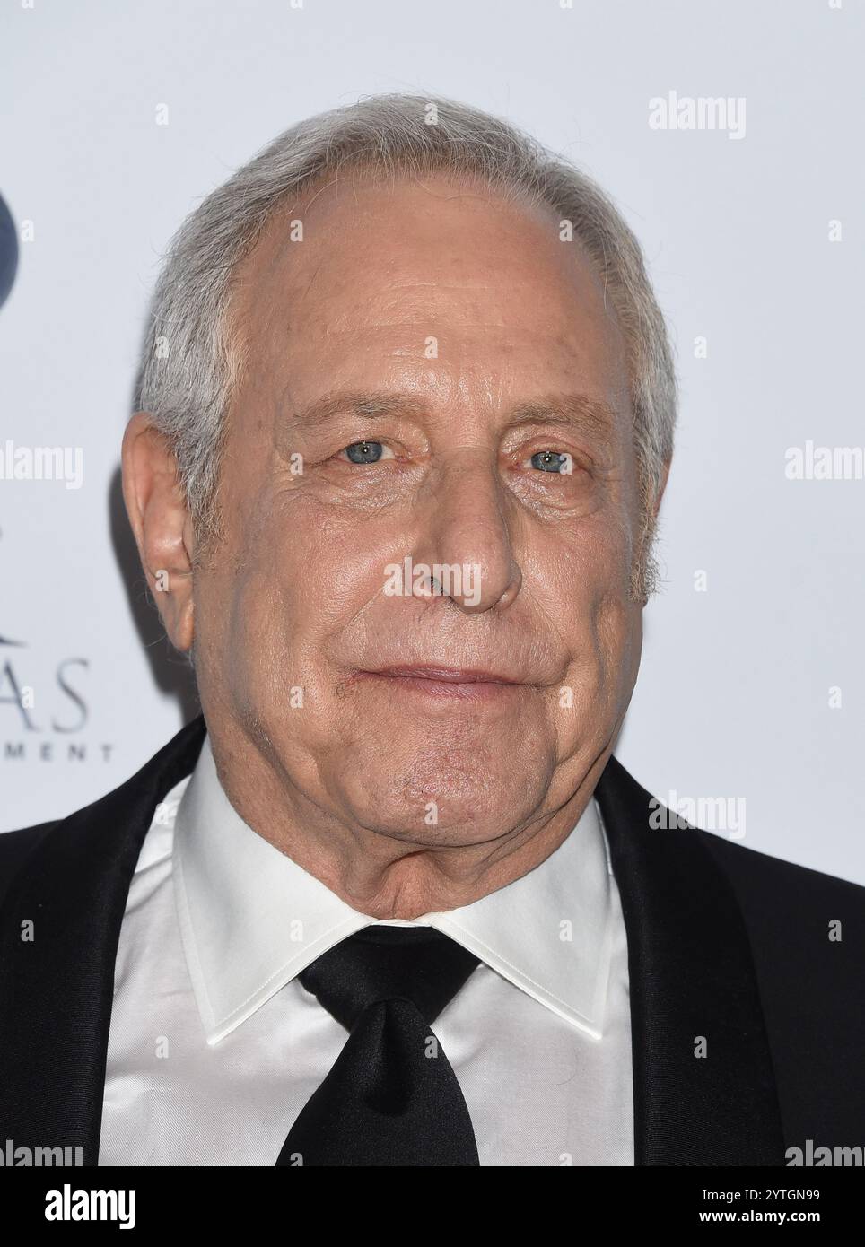 Beverly Hills, Stati Uniti. 6 dicembre 2024. Charles Roven è arrivato al 38° Annual American Cinematheque Awards tenutosi al Beverly Hilton Hotel di Beverly Hills, CALIFORNIA, il 6 dicembre 2024. © Janet Gough/AFF-USA. Credito COM: AFF/Alamy Live News Foto Stock