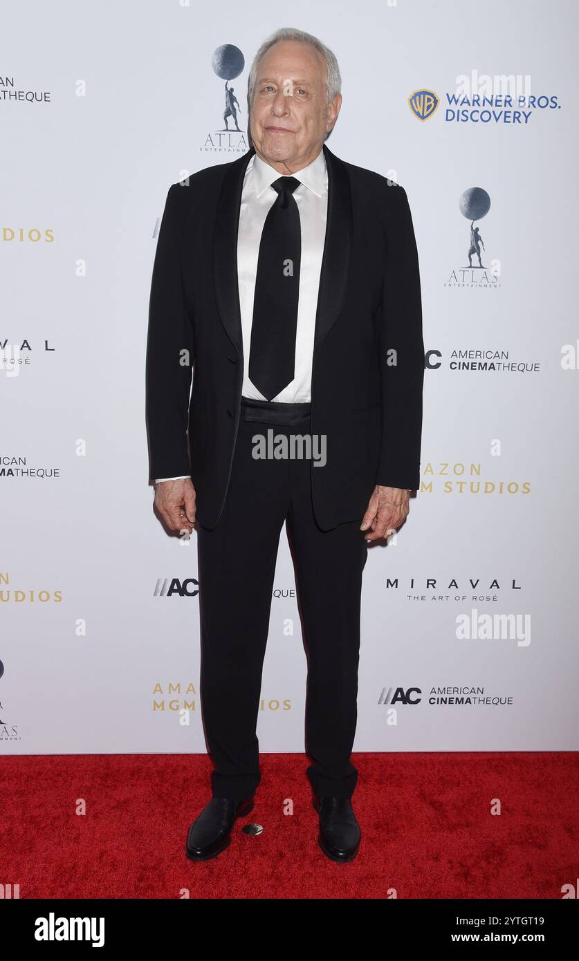 Beverly Hills, Stati Uniti. 6 dicembre 2024. Charles Roven è arrivato al 38° Annual American Cinematheque Awards tenutosi al Beverly Hilton Hotel di Beverly Hills, CALIFORNIA, il 6 dicembre 2024. © Janet Gough/AFF-USA. Credito COM: AFF/Alamy Live News Foto Stock