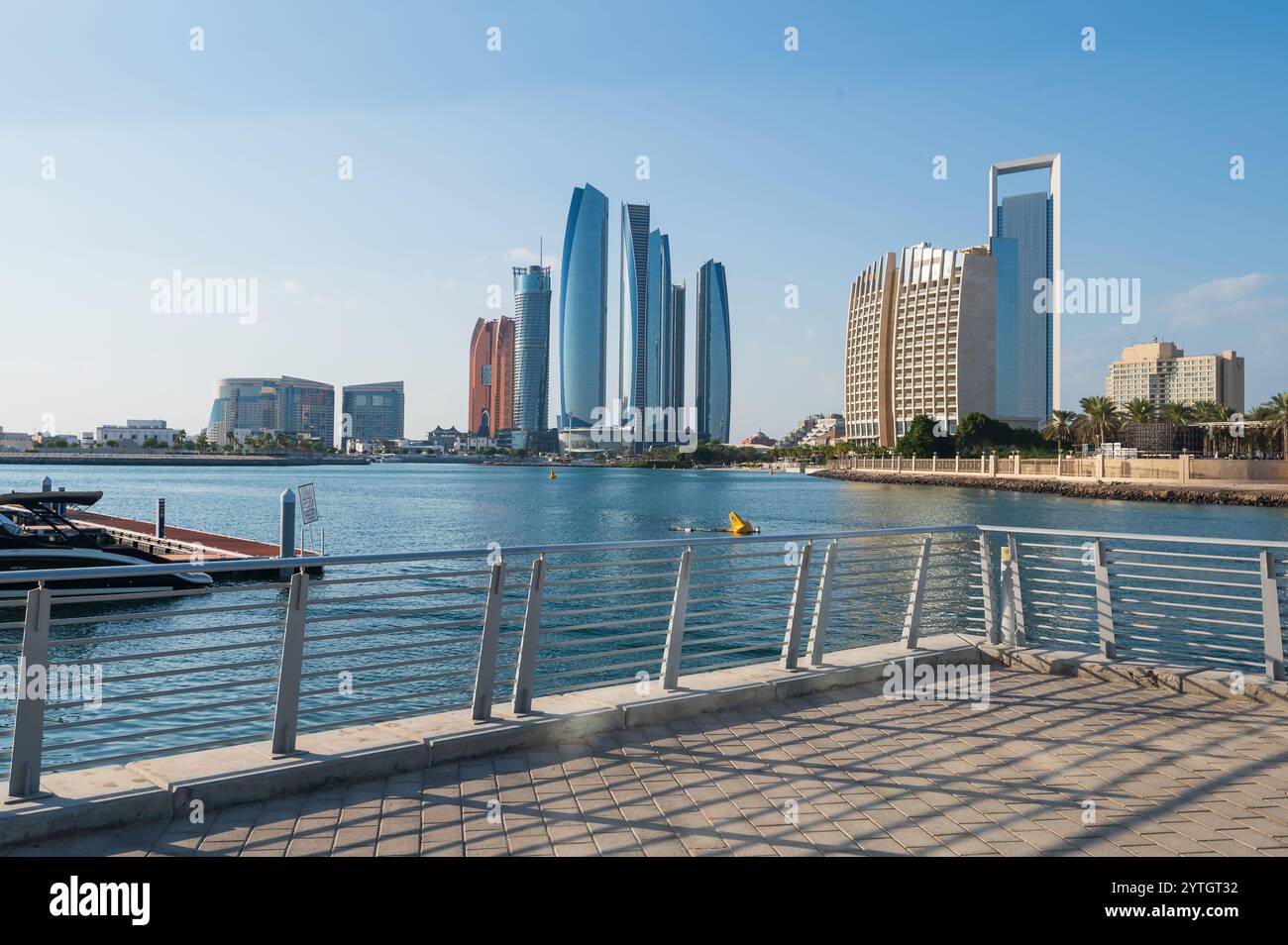 Lo skyline del centro cittadino di Abu Dhabi e il Ministero degli affari Esteri degli Emirati Arabi Uniti sono visibili da al Marasy, una tranquilla area sul lungomare Foto Stock