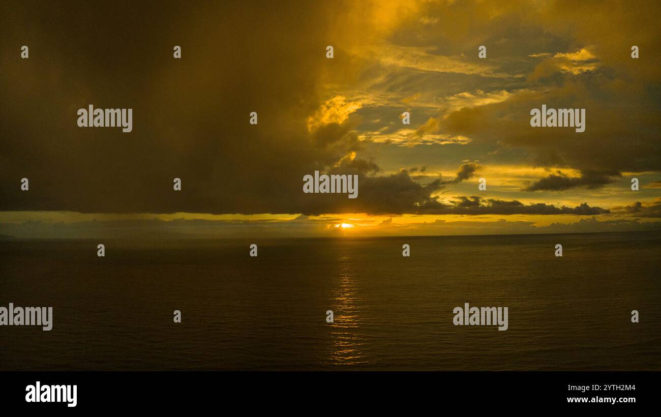 FEBBRAIO 2024, VENTURA CA - tramonto sull'Oceano Pacifico dalla vista del drone a Ventura, CA Foto Stock