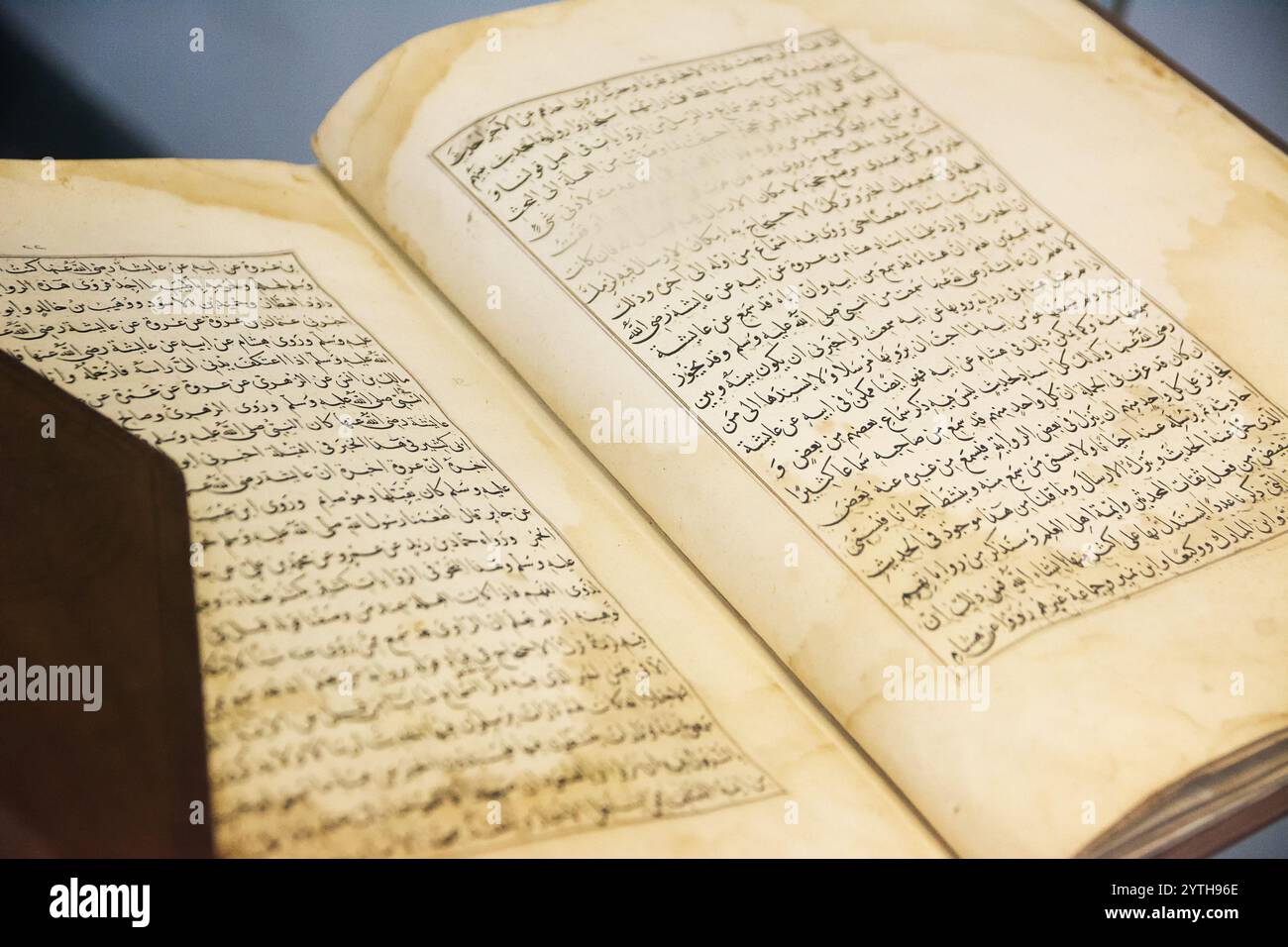 Samarcanda, Uzbekistan - 06 luglio 2024: Pagine scritte in arabo da un antico libro scientifico Foto Stock