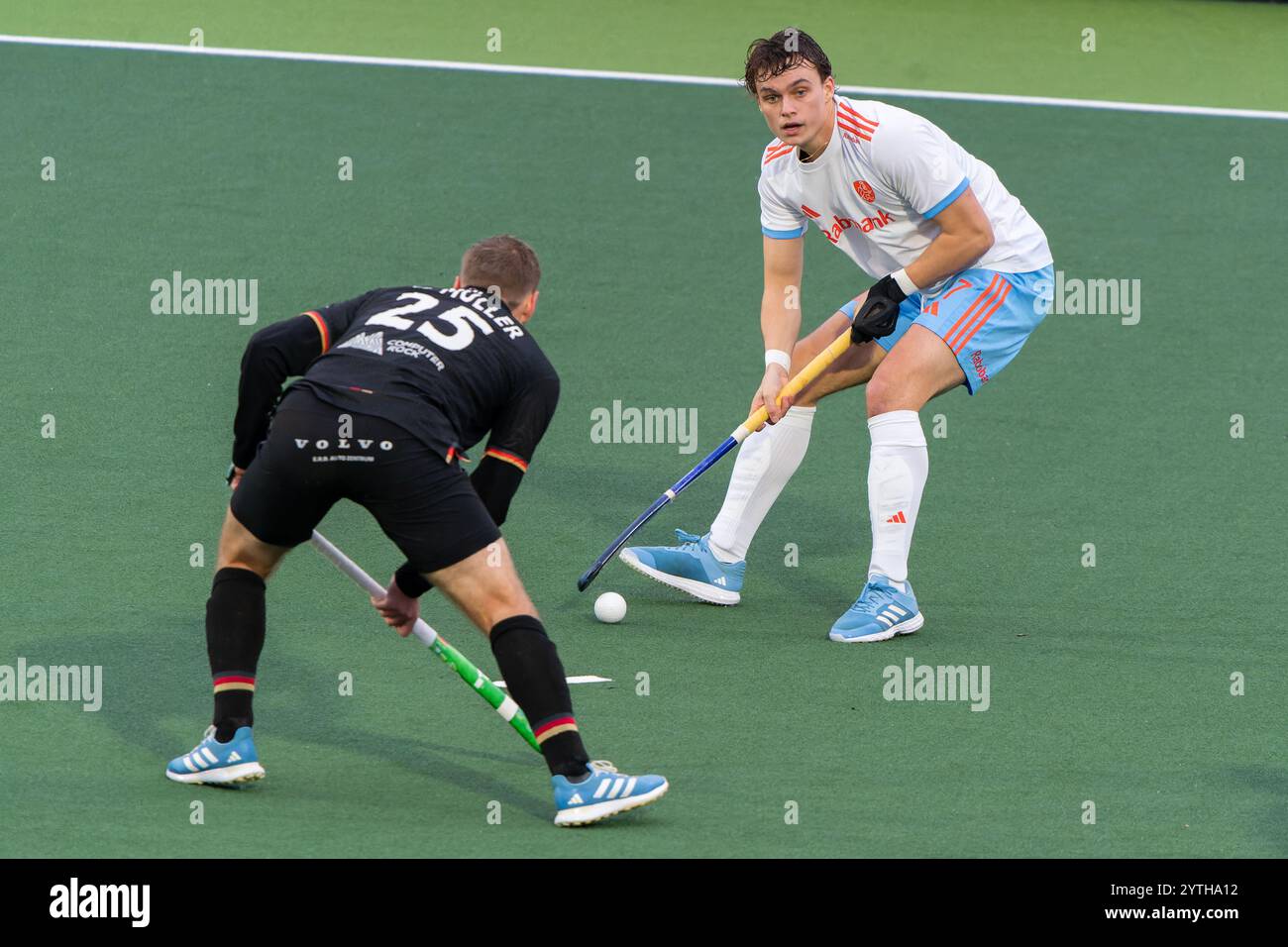 Amstelveen, Paesi Bassi. 7 dicembre 2024. AMSTELVEEN, PAESI BASSI - 7 DICEMBRE: La Germania Hannes Muller combatte per il ballo con i Paesi Bassi Floris Middendorp durante la partita di Pro League tra Paesi Bassi e Germania al Wagener Stadion il 7 dicembre 2024 ad Amstelveen, Paesi Bassi. (Foto di Joris Verwijst/Agenzia BSR) credito: Agenzia BSR/Alamy Live News Foto Stock Amstelveen, Paesi Bassi. 7 dicembre 2024. AMSTELVEEN, PAESI BASSI - 7 DICEMBRE: La Germania Hannes Muller combatte per il ballo con i Paesi Bassi Floris Middendorp durante la partita di Pro League tra Paesi Bassi e Germania al Wagener Stadion il 7 dicembre 2024 ad Amstelveen, Paesi Bassi. (Foto di Joris Verwijst/Agenzia BSR) credito: Agenzia BSR/Alamy Live News Foto Stock