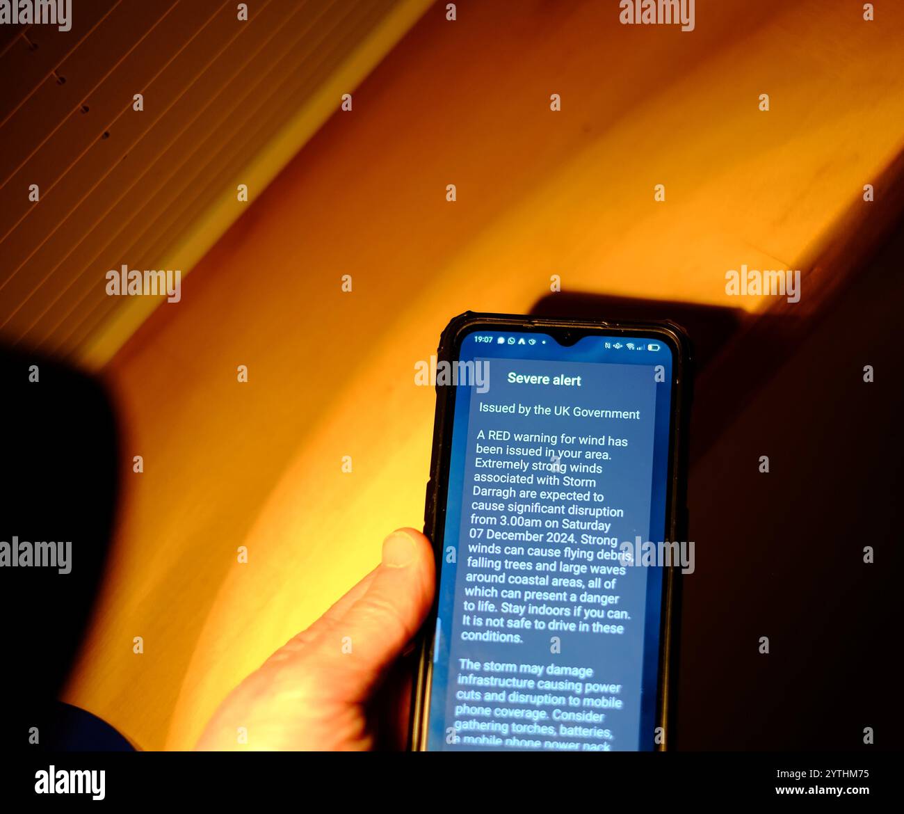 Avviso di emergenza ricevuto su un telefono cellulare. Inviato dal governo del Regno Unito per avvertire del maltempo che comporta un rischio per la vita Foto Stock
