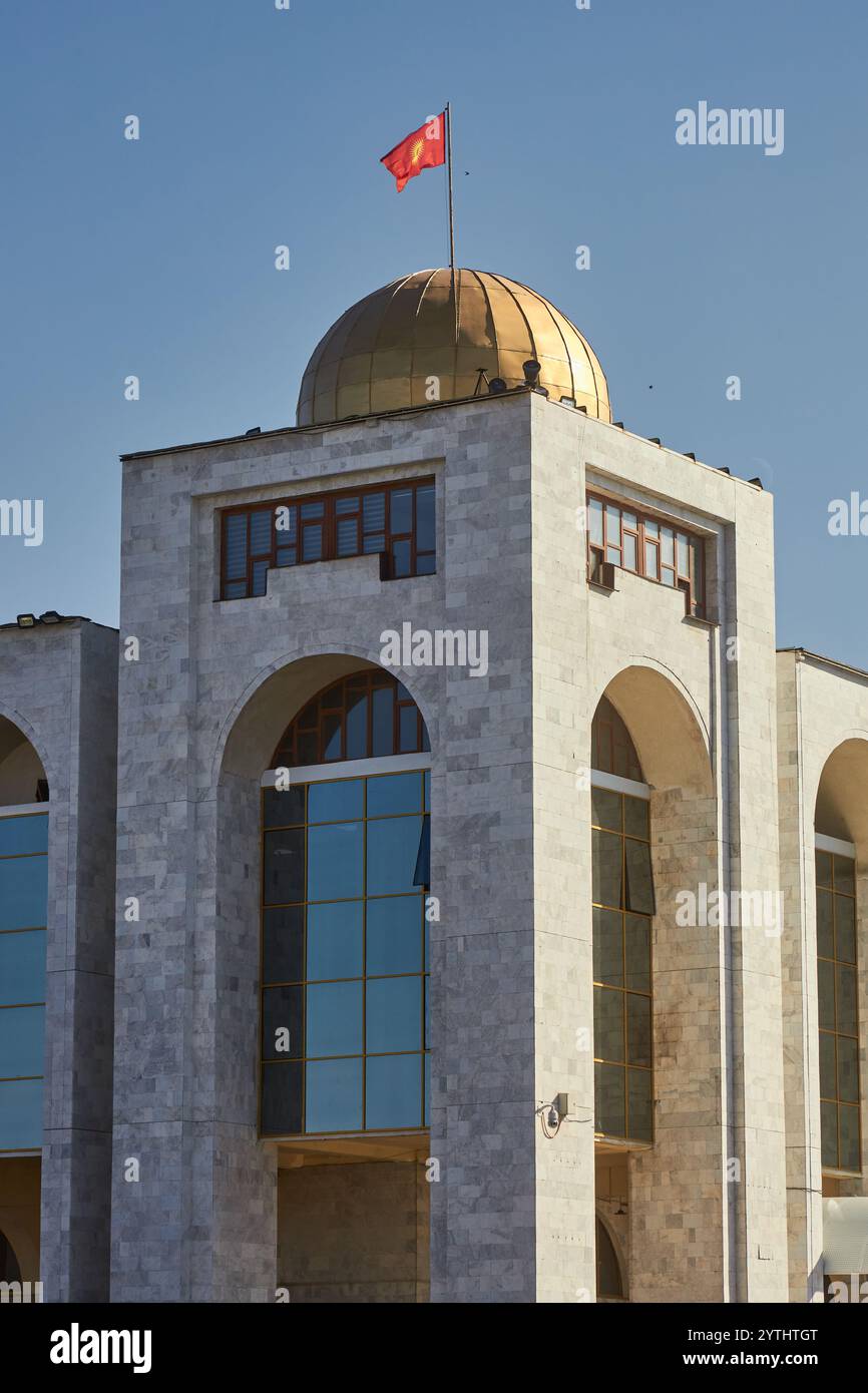 Edificio storico con cupola dorata e bandiera della Repubblica del Kirghizistan. La piazza principale di Ala-Too, il centro città, la capitale Bishkek, Kirghizistan. Destinazione di viaggio, l Foto Stock