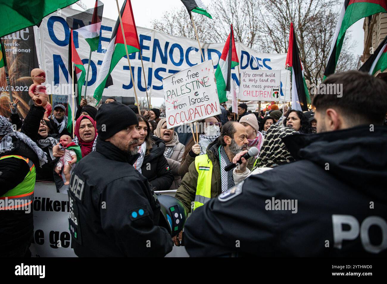 Berlino, Germania. 7 dicembre 2024. I manifestanti pro-palestinesi si sono riuniti ad Adenauerplatz sabato 7 dicembre 2024 per esprimere la loro rabbia per la guerra in corso a Gaza, denunciando le azioni di Israele come "terrorismo” e accusando la nazione di essere responsabile di quello che hanno definito "genocidio”. I canti di "Intifada fino alla vittoria” risuonavano nella piazza come manifestanti, molti indossavano keffiyeh palestinesi e sventolavano bandiere palestinesi, portavano cartelli con slogan come "un genocidio non giustifica un altro”, "la Palestina libera dall'occupazione israeliana” e "i bambini palestinesi meritano di crescere. C Foto Stock