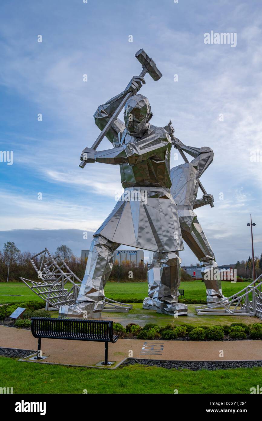 La scultura dei costruttori navali chiamata ÔThe Shipbuilders of Port GlasgowÓ o The Skelpies' dell'artista John McKenna sul lungomare di Port Glasgow Scotla Foto Stock