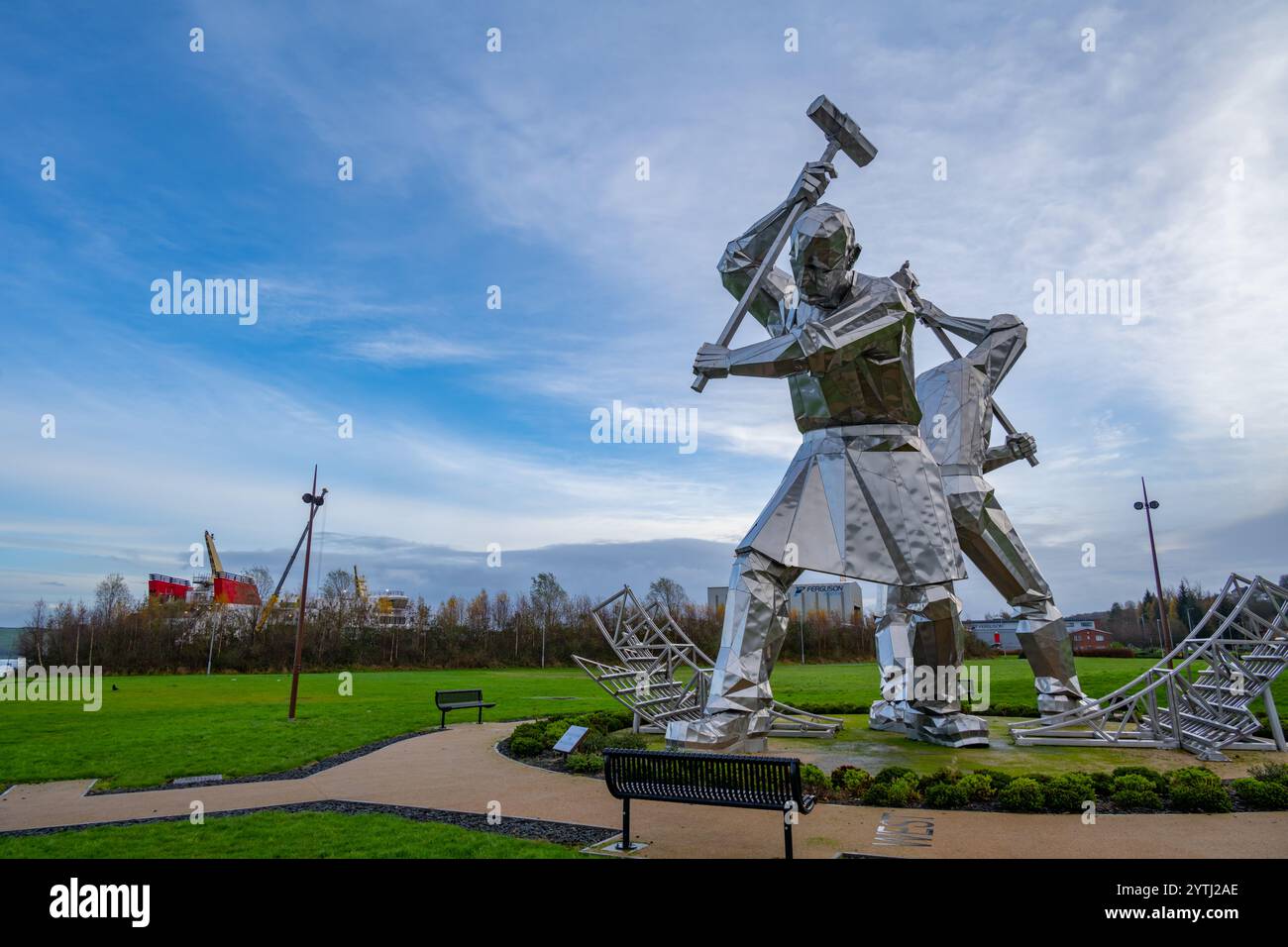 La scultura dei costruttori navali chiamata ÔThe Shipbuilders of Port GlasgowÓ o The Skelpies' dell'artista John McKenna sul lungomare di Port Glasgow Scotla Foto Stock