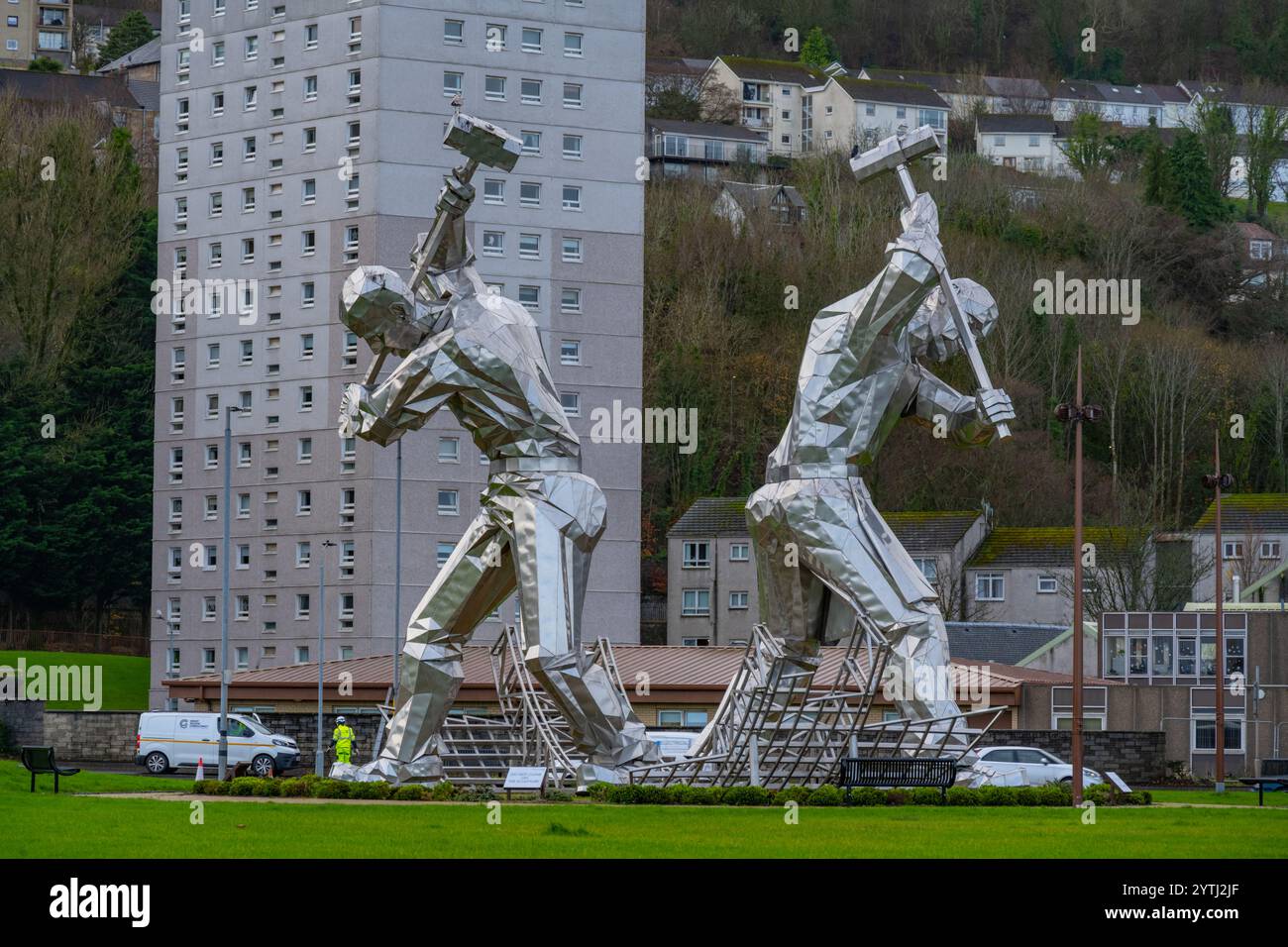 La scultura dei costruttori navali chiamata ÔThe Shipbuilders of Port GlasgowÓ o The Skelpies' dell'artista John McKenna sul lungomare di Port Glasgow Scotla Foto Stock
