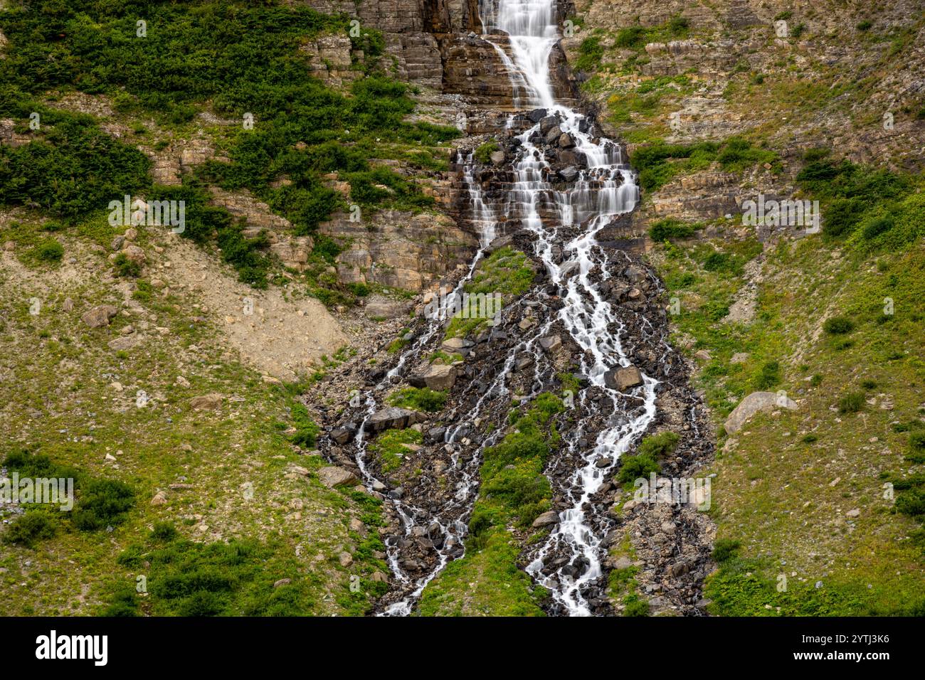L'acqua liscia scorre sulle rocce nel lago Frances nel Glacier National Park Foto Stock