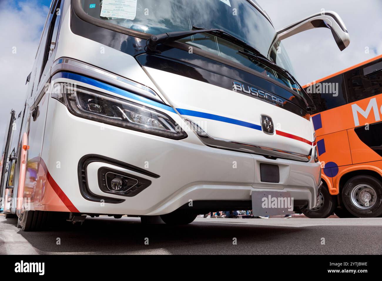 Vista frontale di un Busscar panoramico DD NB1 Scania K410C NB Euro 6 in mostra alla fiera Bus Brasil Fest 2024 in Brasile. Foto Stock