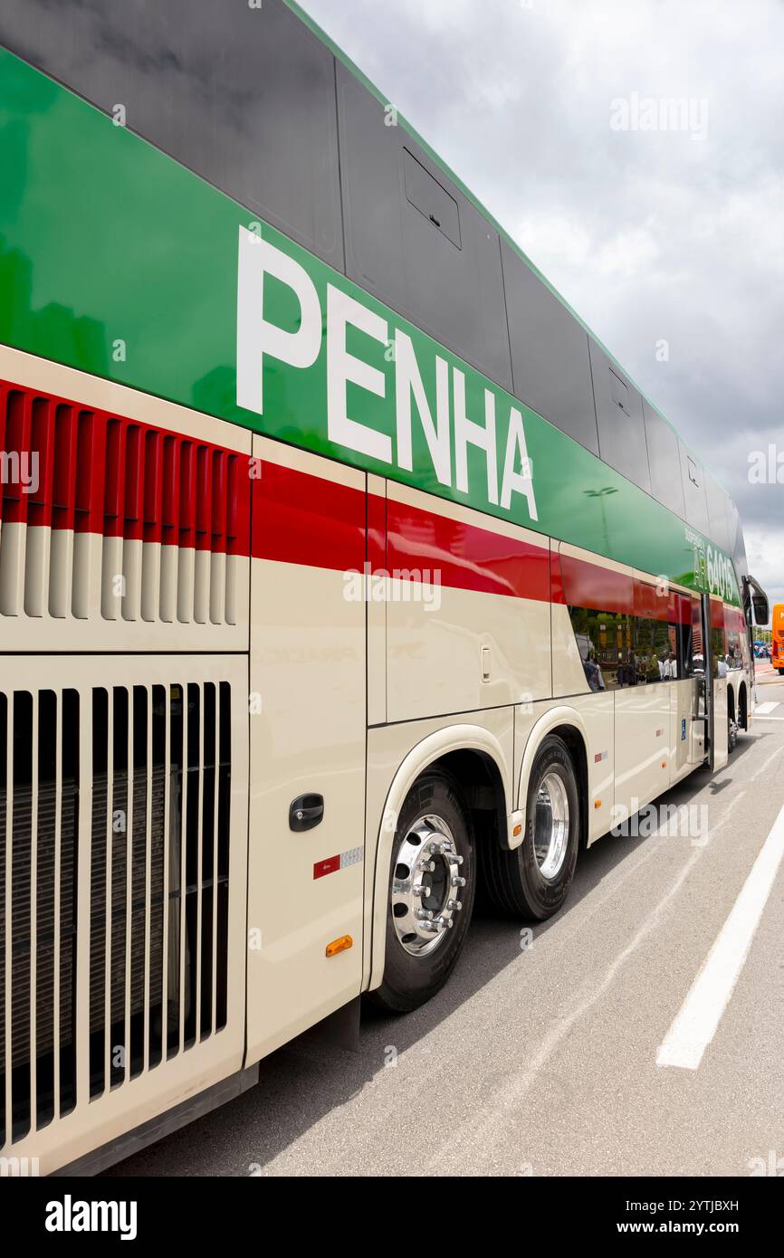 Busscar Vissta Buss DD Mercedes-Benz o-500RS Bluetec 6 2024 autobus in mostra alla fiera Bus Brasil Fest 2024 in Brasile. Foto Stock