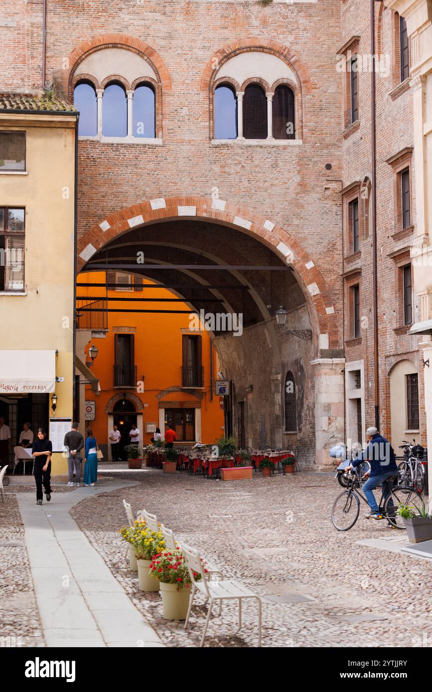 Mantova, Italia - 15 settembre 2024: Arco del sottopasso Lattonai in Piazza Broletto, Mantova Foto Stock