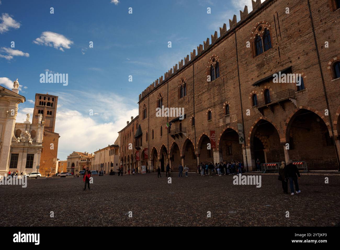 Mantova, Italia - 15 settembre 2024: Veduta di Palazzo Ducale in Piazza Sordello Foto Stock