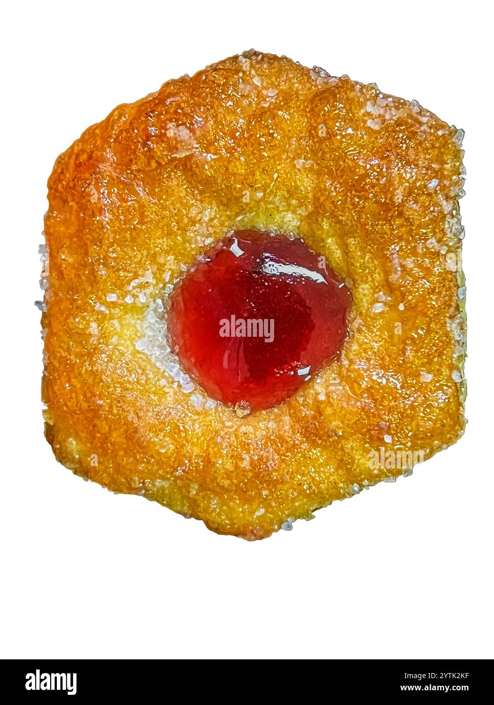 Vista dettagliata di un biscotto rettangolare con un briciolo di marmellata al centro isolato su bianco. Foto Stock