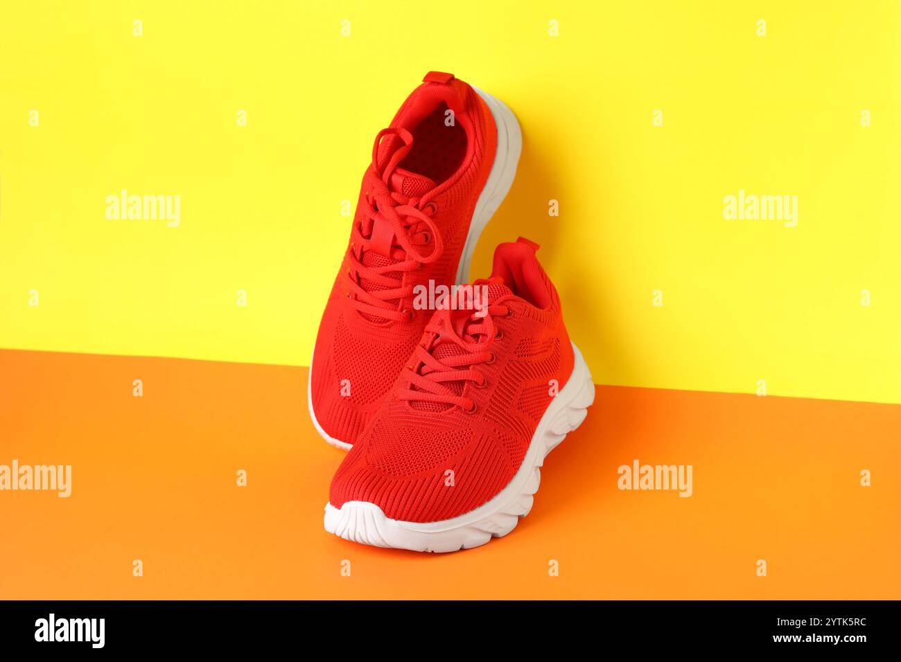 Un paio di sneaker eleganti su sfondo colorato Foto Stock