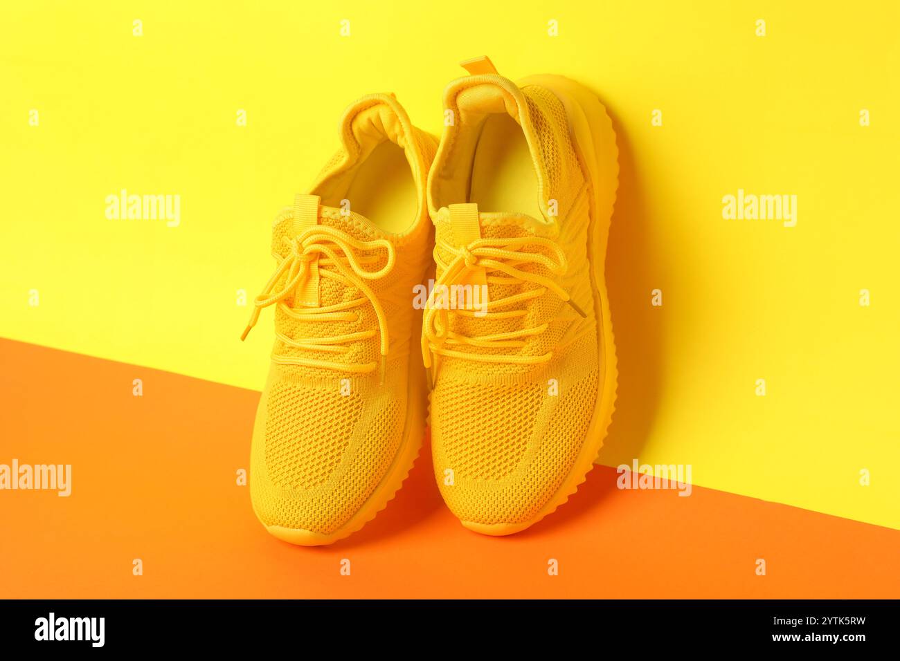 Un paio di sneaker eleganti su sfondo colorato Foto Stock