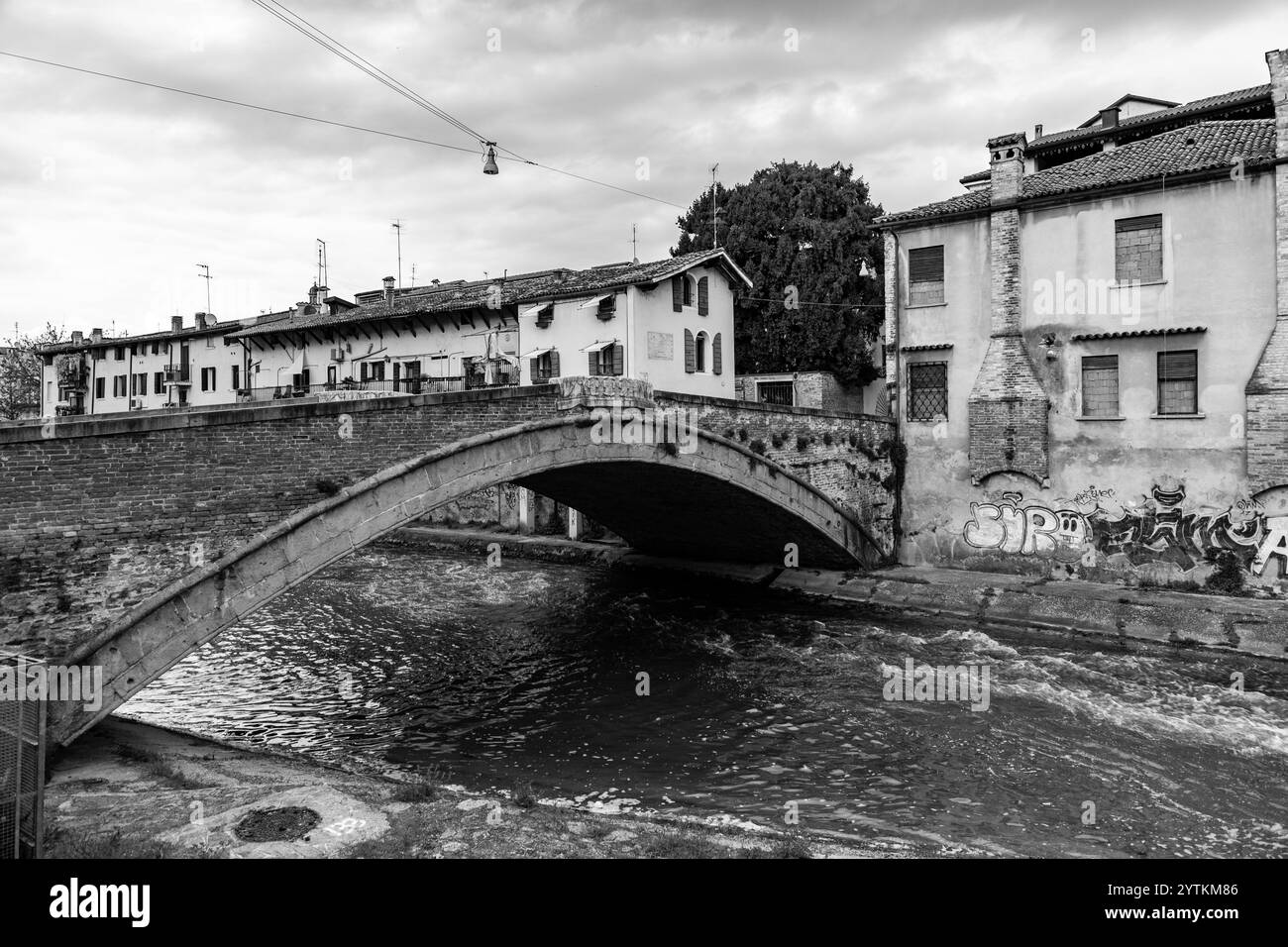 Padova, Italia - 4 aprile 2022: Ponte sul fiume Brenta a Padova, regione Veneto, Italia. Foto Stock