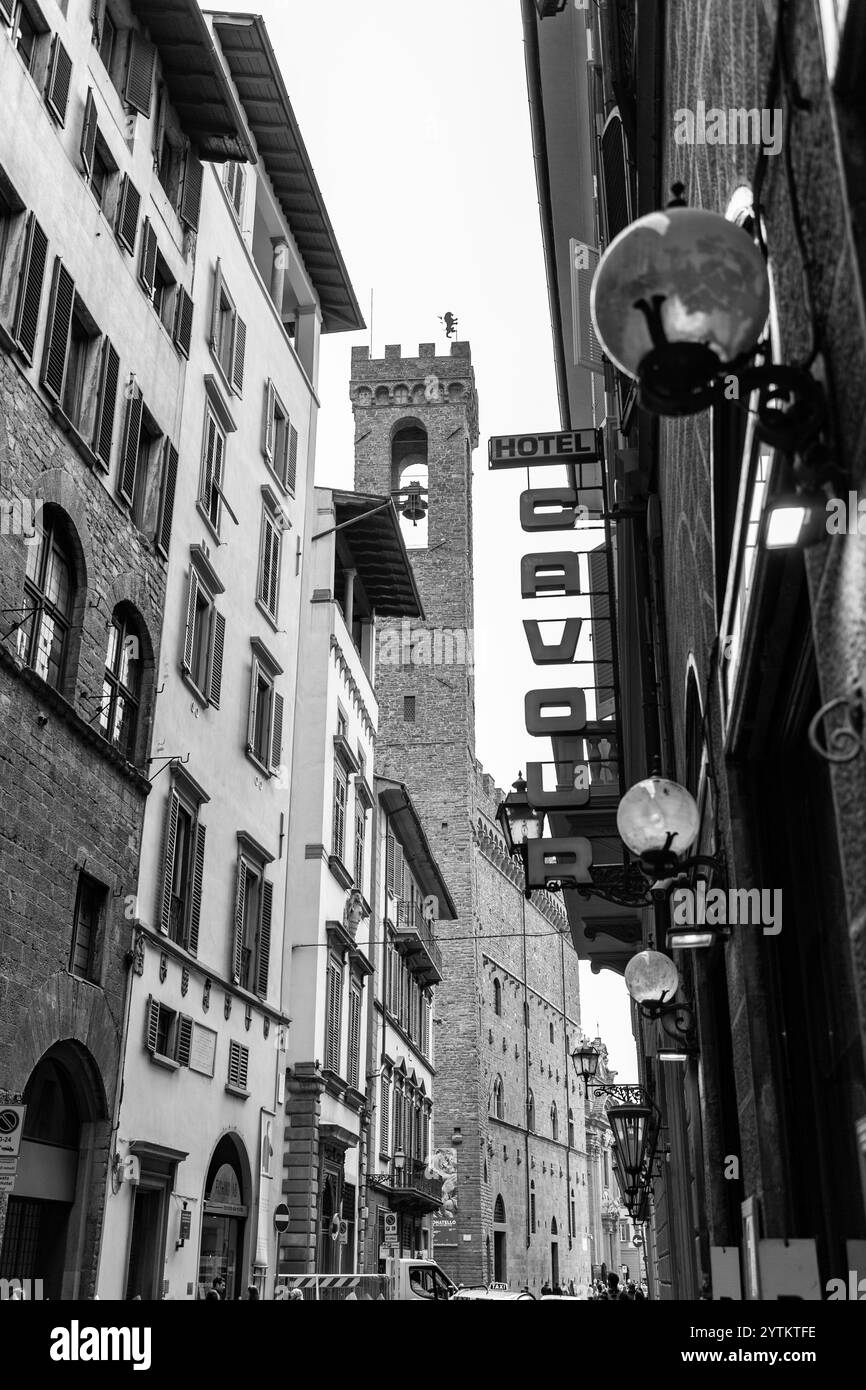 Firenze, Italia - 5 aprile 2022: Architettura tipica e vista sulla strada a Firenze, Toscana, Italia. Foto Stock
