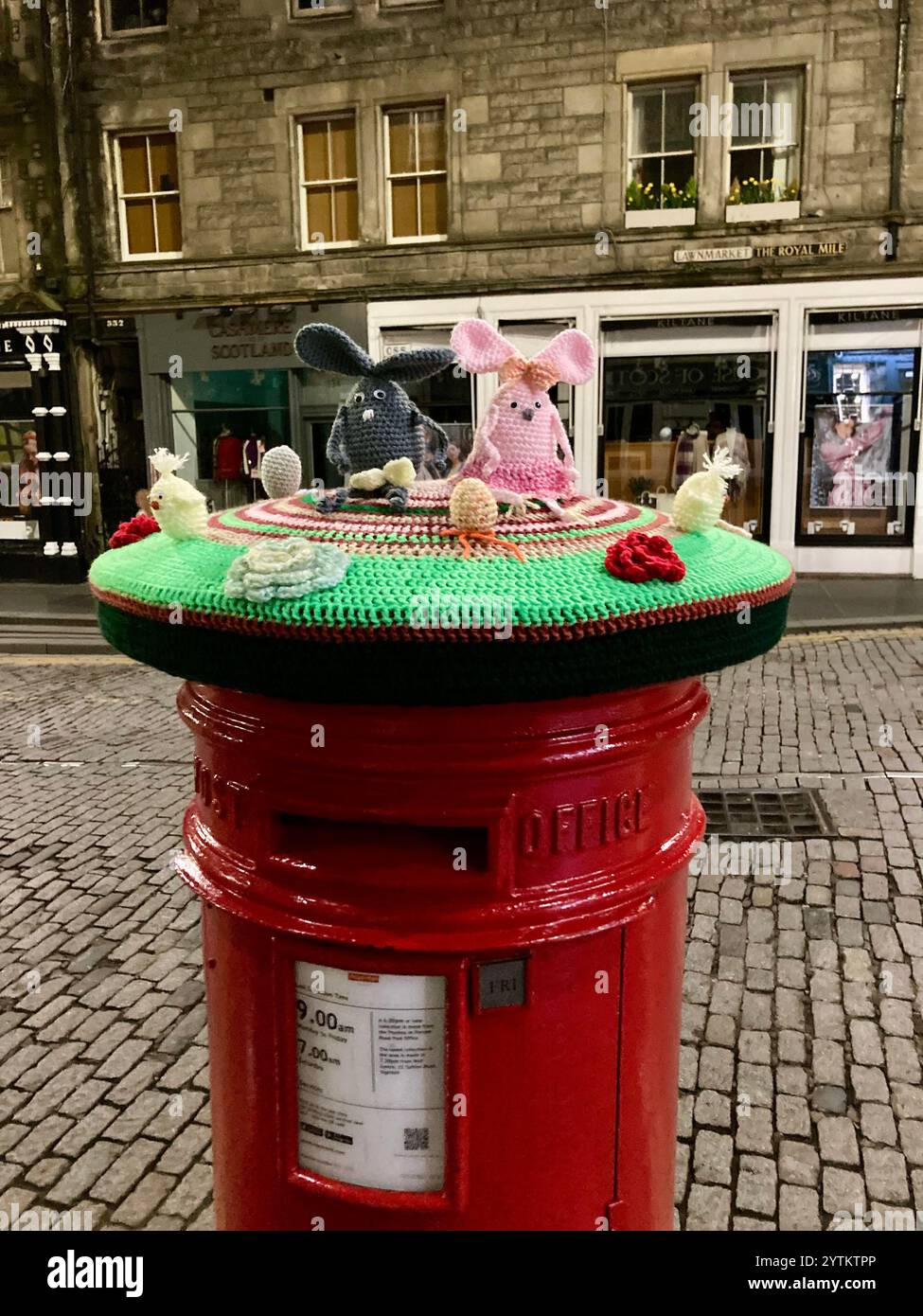 Un bombardamento di filati a tema pasquale su una scatola di segnalazione rossa a Edimburgo, in Scozia Foto Stock
