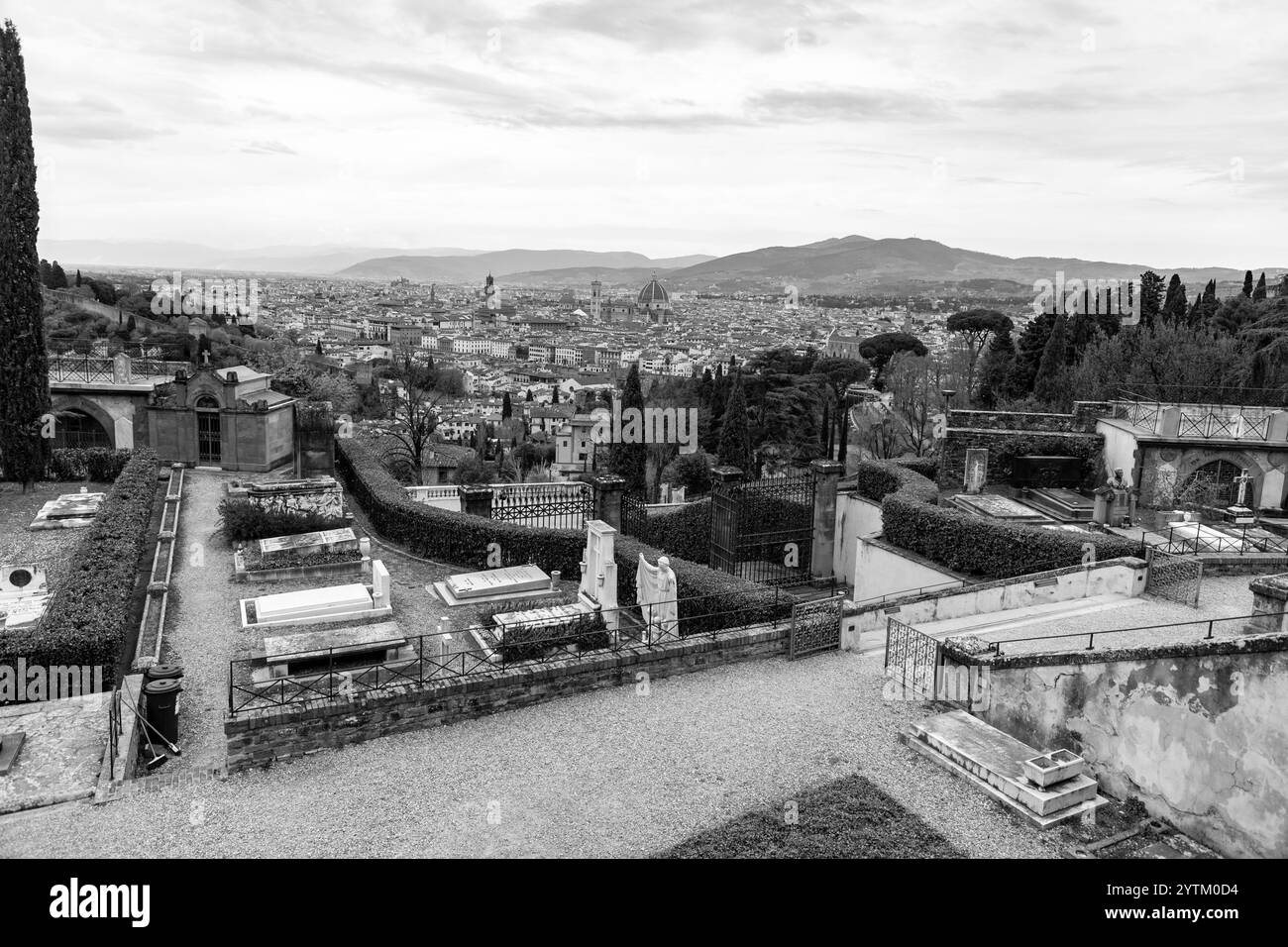 Firenze, 6 aprile 2022: Il Cimitero delle Porte Sante è un cimitero monumentale di Firenze situato all'interno del fortif Foto Stock