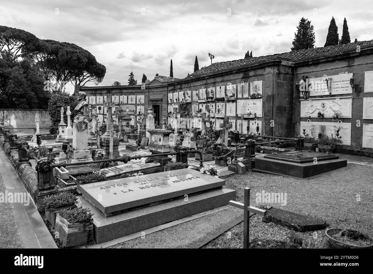 Firenze, 6 aprile 2022: Il Cimitero delle Porte Sante è un cimitero monumentale di Firenze situato all'interno del fortif Foto Stock