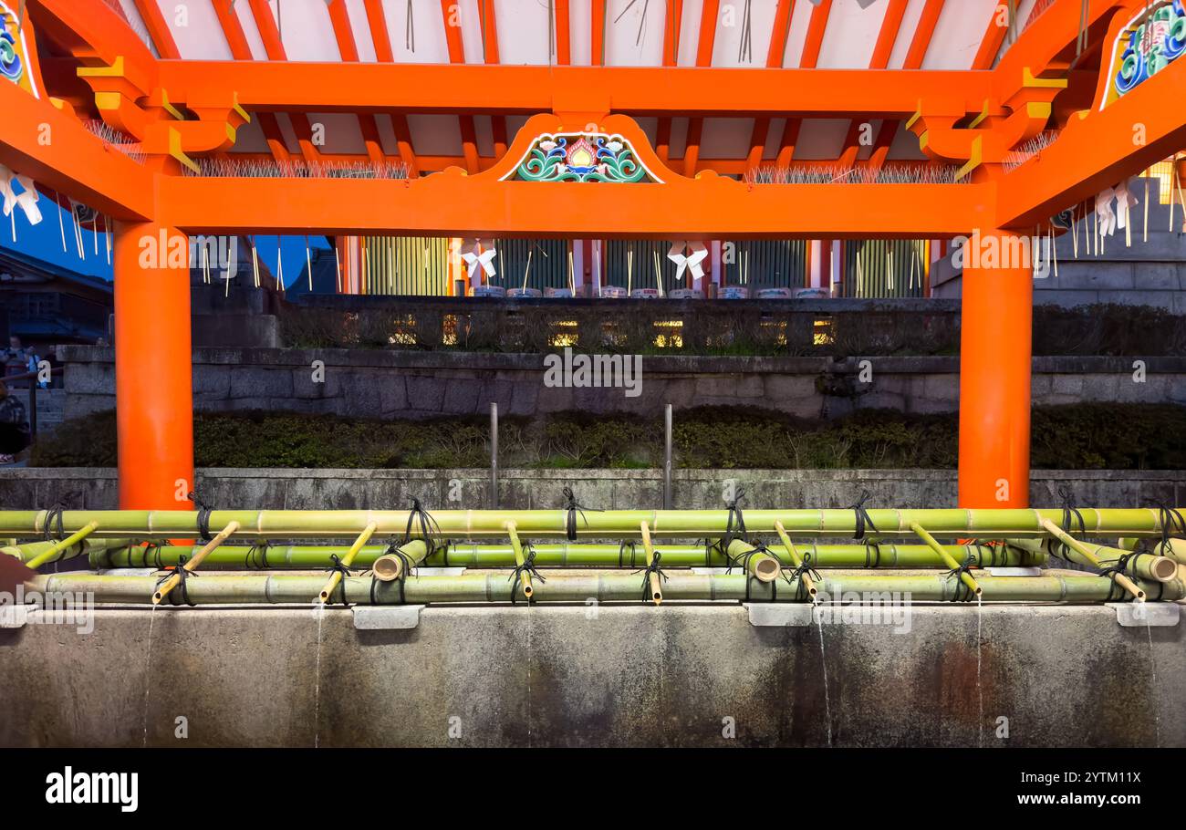 Τraditional fontana di purificazione giapponese all'ingresso del santuario shintoista o del tempio buddista. Padiglione in legno con temizuya di bambù utilizzato per i rituali Foto Stock