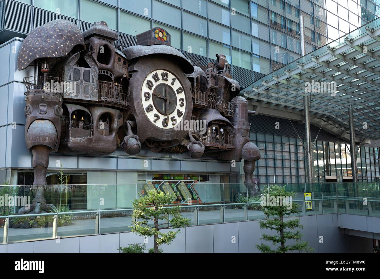 NTV Big Clock alla Nittele Tower di Tokyo, Giappone. Si tratta di un grande orologio e scultura progettati da Hayao Miyazaki, installati fuori dalla Nittele Tower. Foto Stock