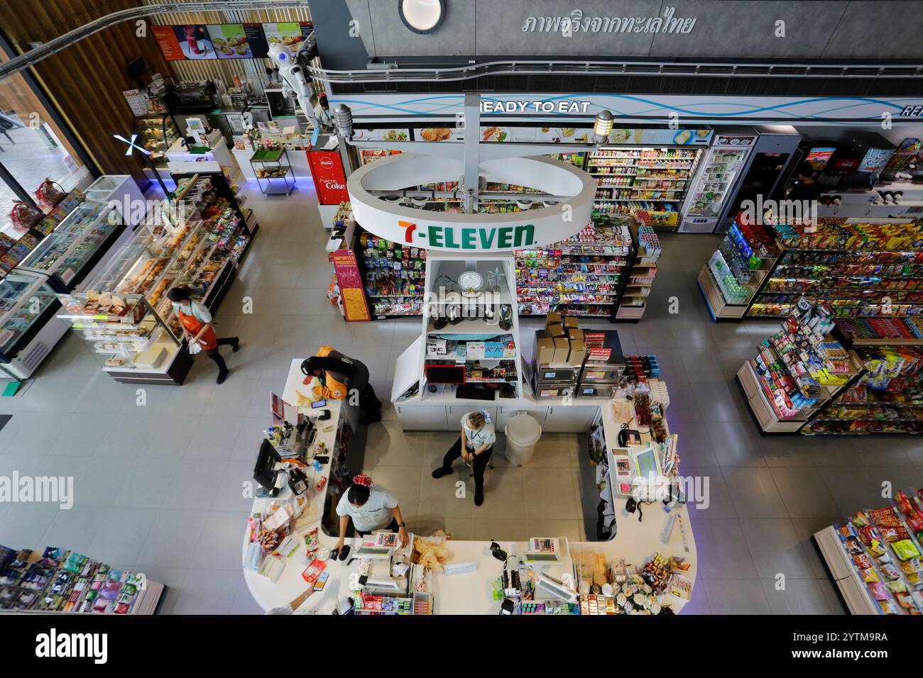 Pattaya, Tailandia - 25 maggio 2023: 24 ore su 24, 7 giorni su 7-Eleven minimarket situato a Pattaya, vicino a Bangkok. Questo negozio è considerato il più grande del mondo 7-11. Foto Stock