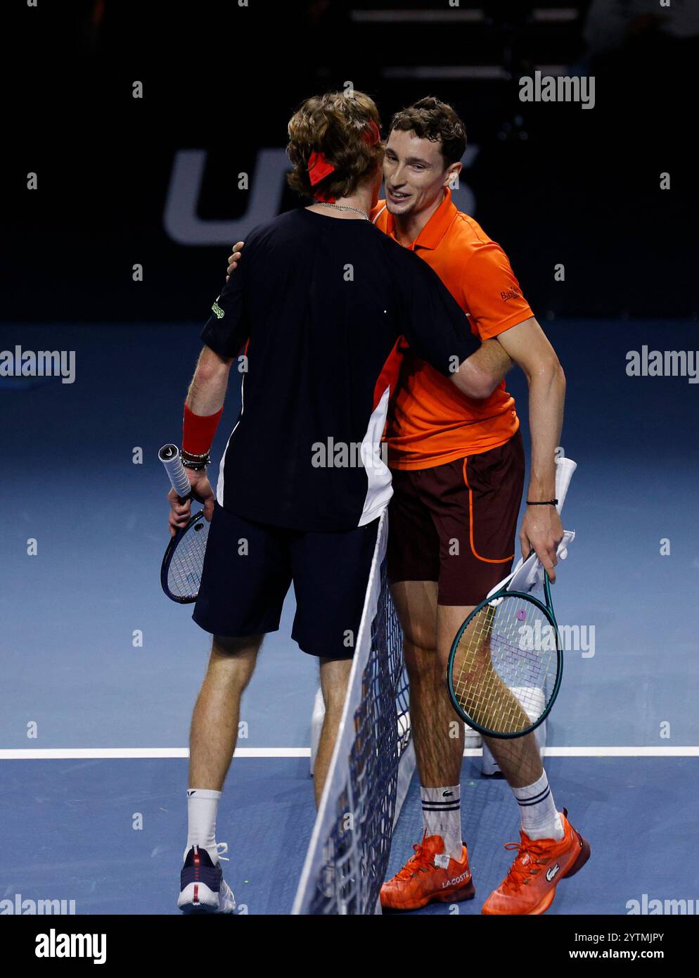 7 dicembre 2024; Copper Box Arena, Stratford, Londra, Inghilterra; Ultimate Tennis Showdown Grand Final Day 2; Ugo Humbert abbraccia Andrey Rublev dopo la partita Foto Stock