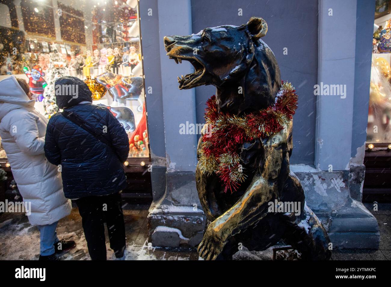 Mosca, Russia. 7 dicembre 2024 persone guardano una vetrina di un negozio di souvenir in via Nikolskaya in una giornata invernale nevosa nel centro di Mosca, Russia Foto Stock