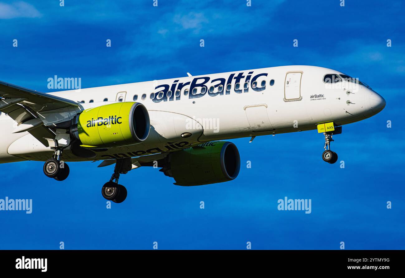 Zurigo, Svizzera, 6 settembre 2024: Un Airbus A220-300 di Air Baltic è in fase di avvicinamento all'aeroporto di Zurigo. Registrazione YL-AAS. (Foto di Andre Foto Stock